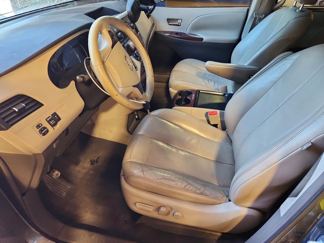 2011 Toyota Sienna Xle 8-passenger Gray vin: 5TDYK3DC1BS065734