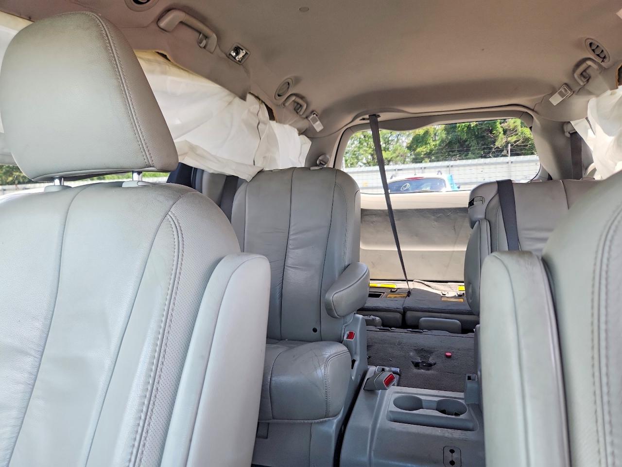 2011 Toyota Sienna Xle 8-passenger Silver vin: 5TDYK3DC1BS088897