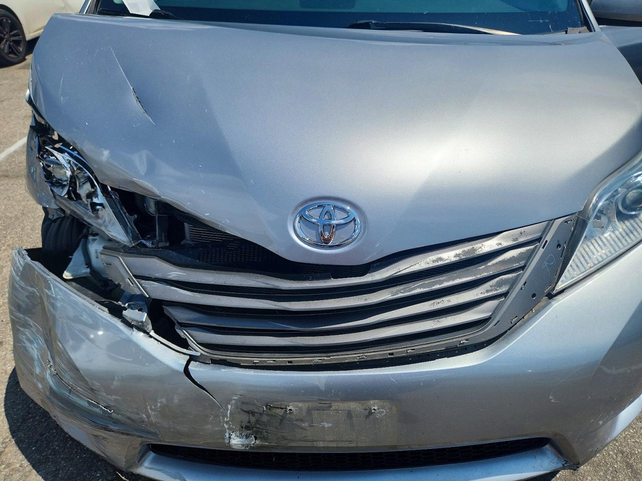 2011 Toyota Sienna Xle 8-passenger Silver vin: 5TDYK3DC1BS088897