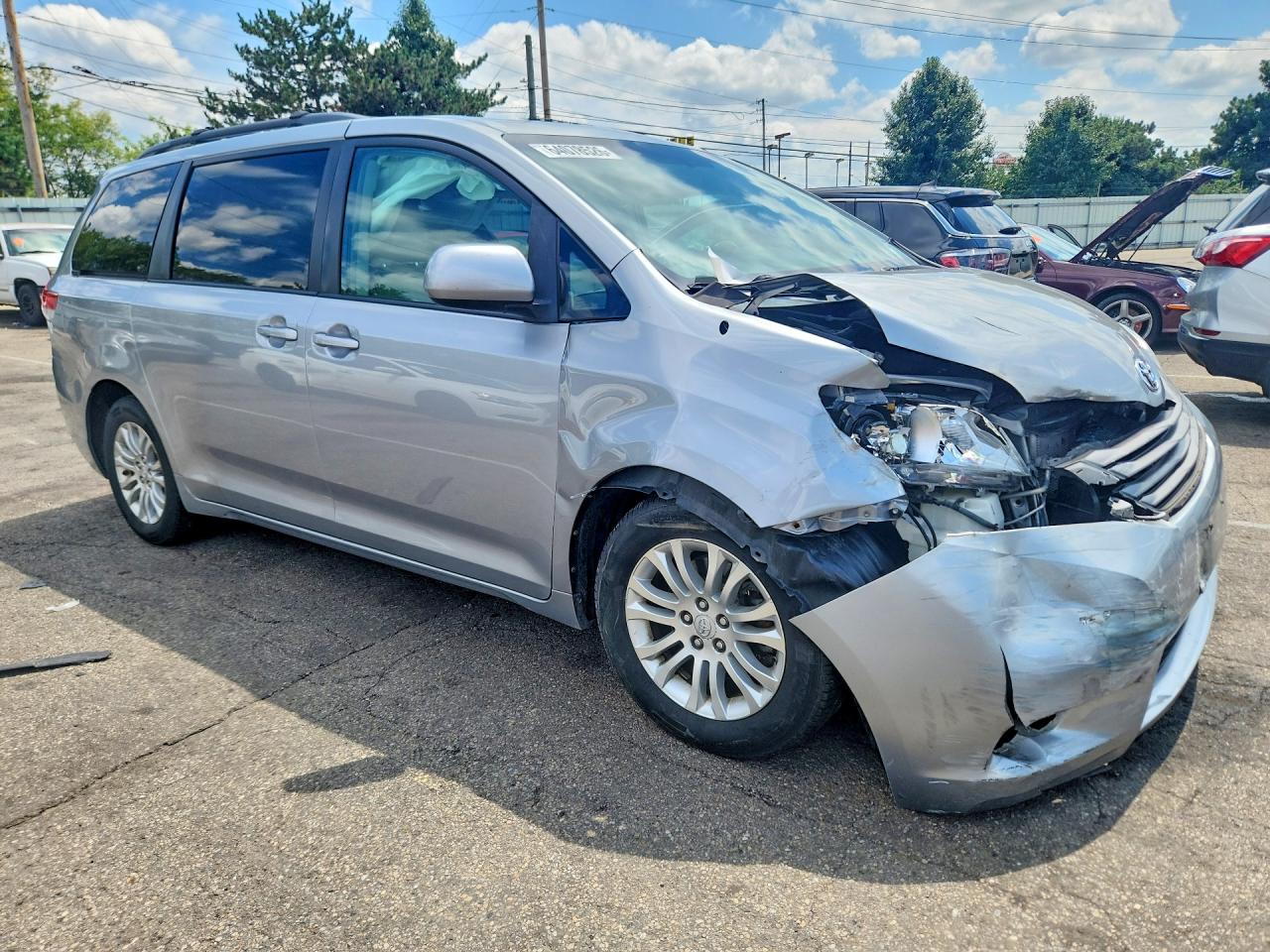 2011 Toyota Sienna Xle 8-passenger Silver vin: 5TDYK3DC1BS088897