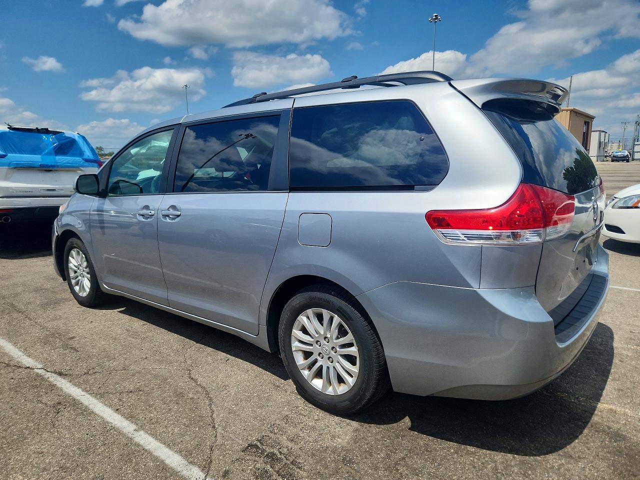 2011 Toyota Sienna Xle 8-passenger Silver vin: 5TDYK3DC1BS088897