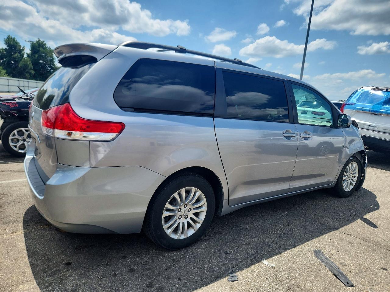 2011 Toyota Sienna Xle 8-passenger Silver vin: 5TDYK3DC1BS088897