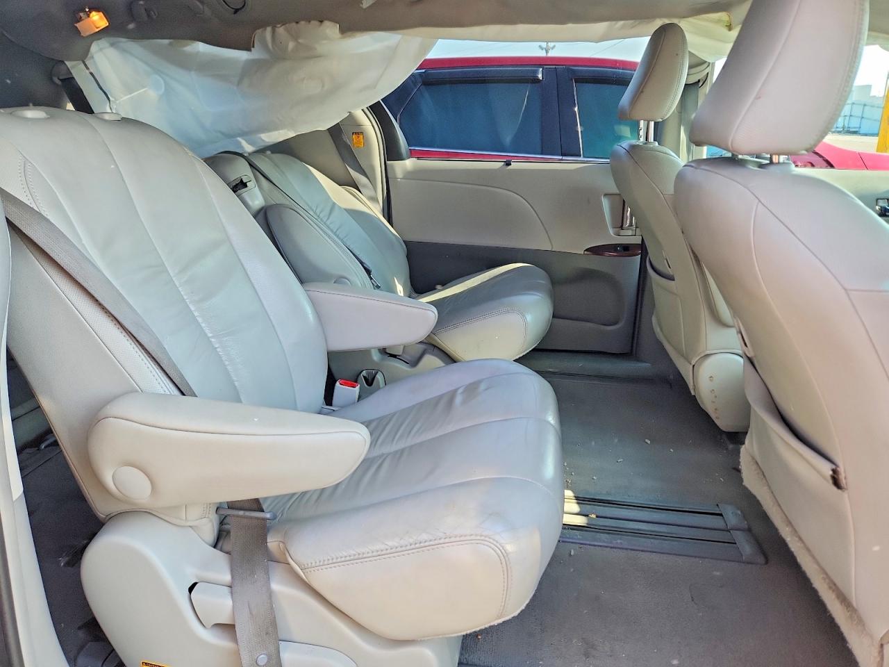 2011 Toyota Sienna Xle 8-passenger Silver vin: 5TDYK3DC1BS088897