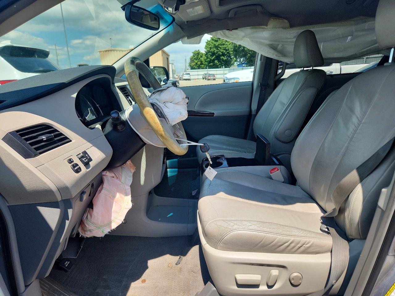 2011 Toyota Sienna Xle 8-passenger Silver vin: 5TDYK3DC1BS088897