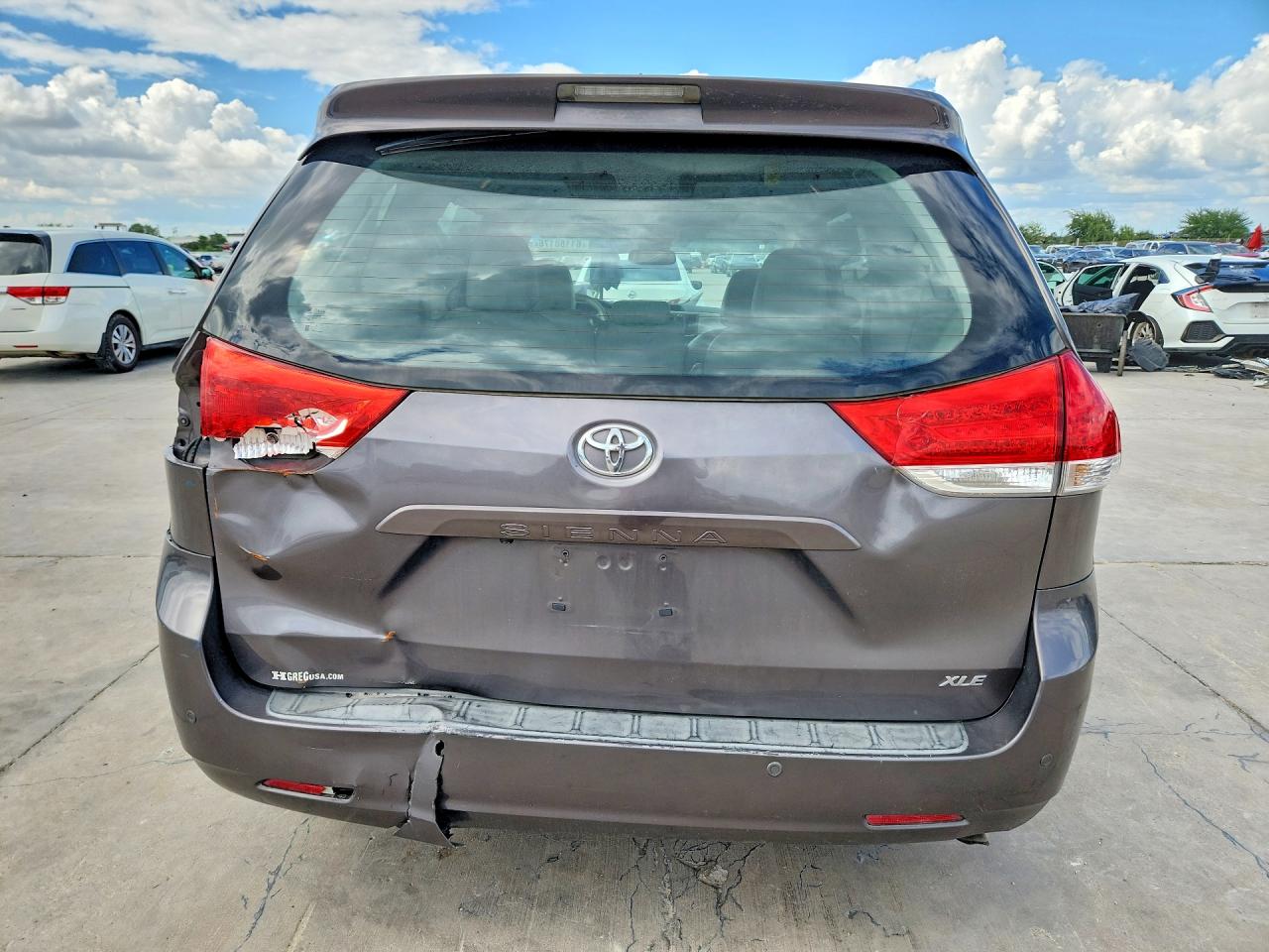 2011 Toyota Sienna Xle 8-passenger Gray vin: 5TDYK3DC1BS092982