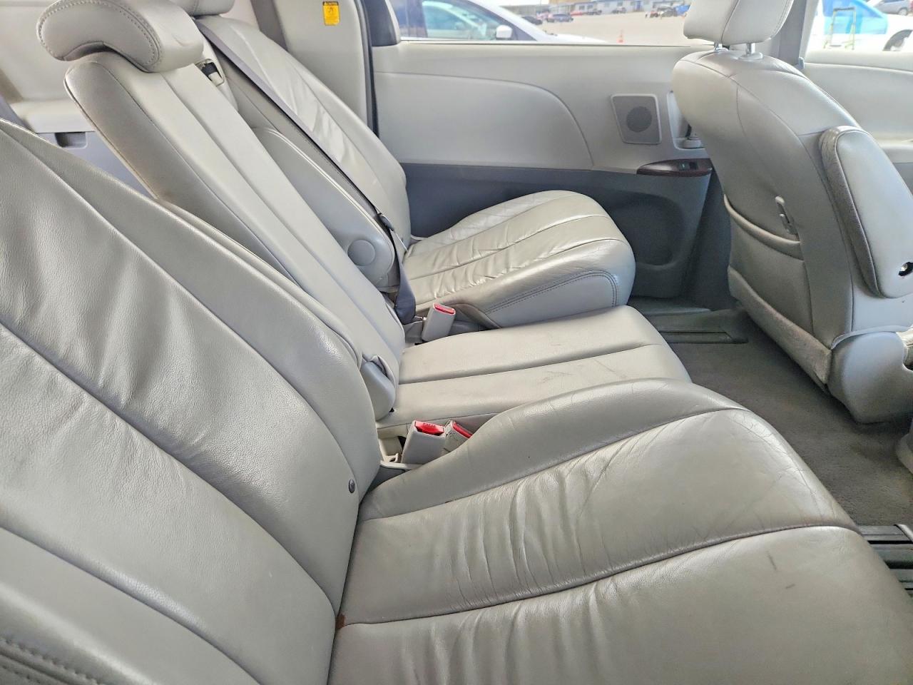 2011 Toyota Sienna Xle 8-passenger Gray vin: 5TDYK3DC1BS092982