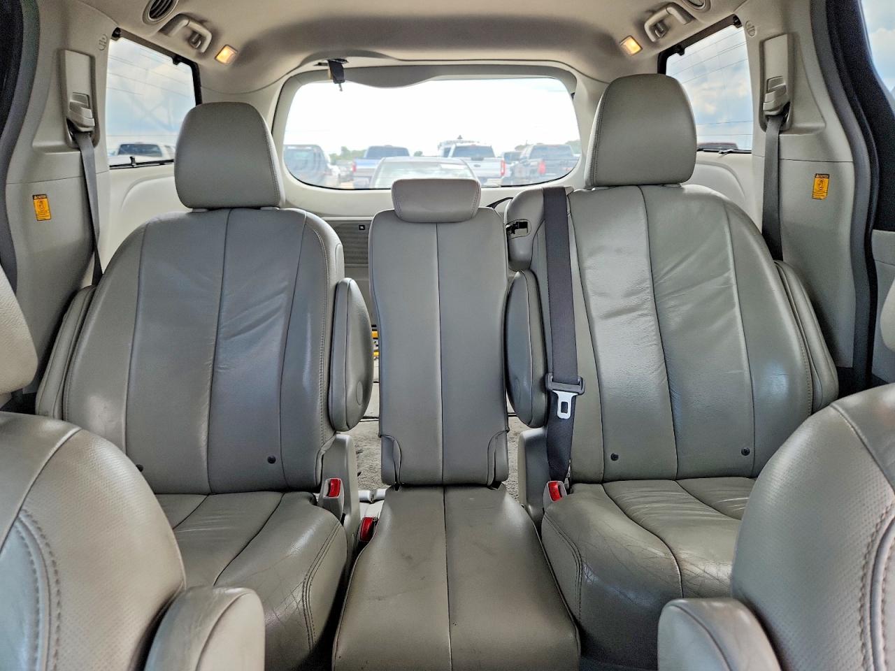 2011 Toyota Sienna Xle 8-passenger Gray vin: 5TDYK3DC1BS092982