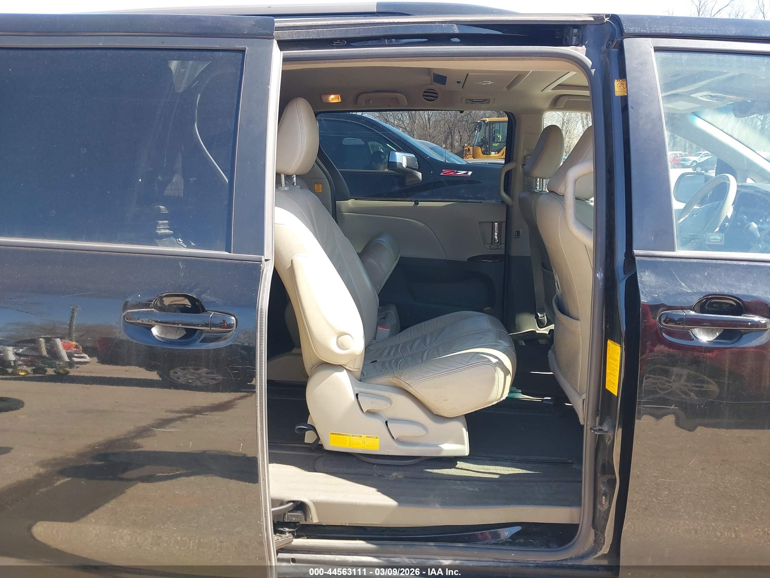 2011 Toyota Sienna Xle V6 Black vin: 5TDYK3DC1BS100188