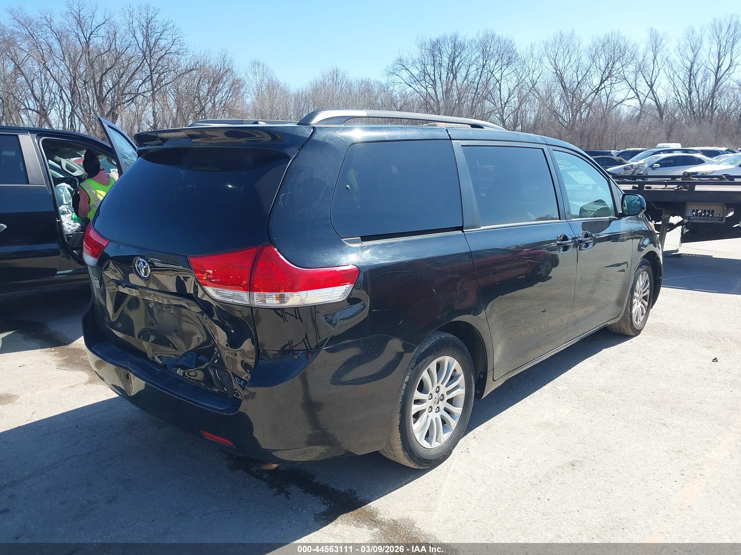 2011 Toyota Sienna Xle V6 Black vin: 5TDYK3DC1BS100188