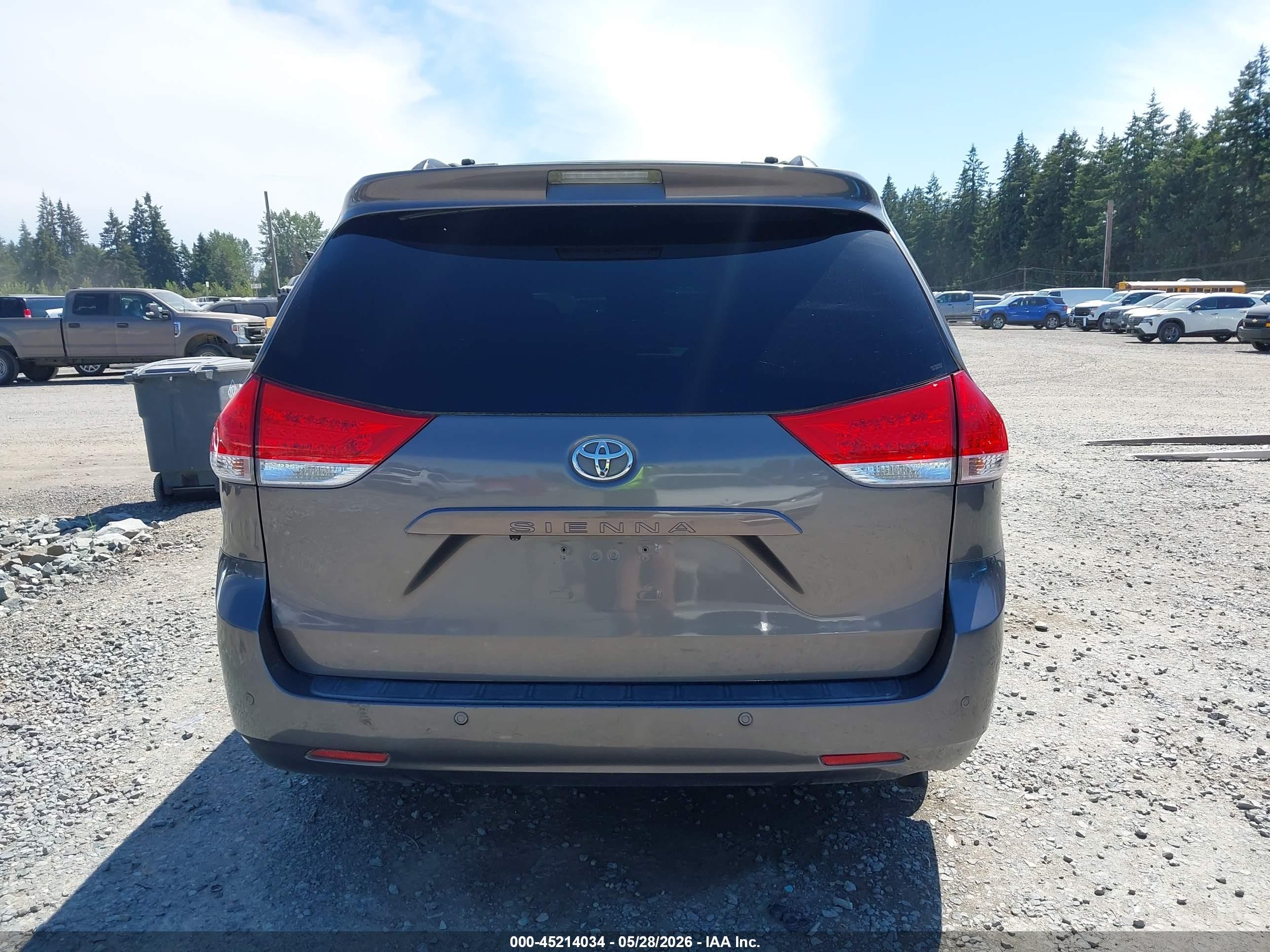 2011 Toyota Sienna Xle V6 Gray vin: 5TDYK3DC1BS102362