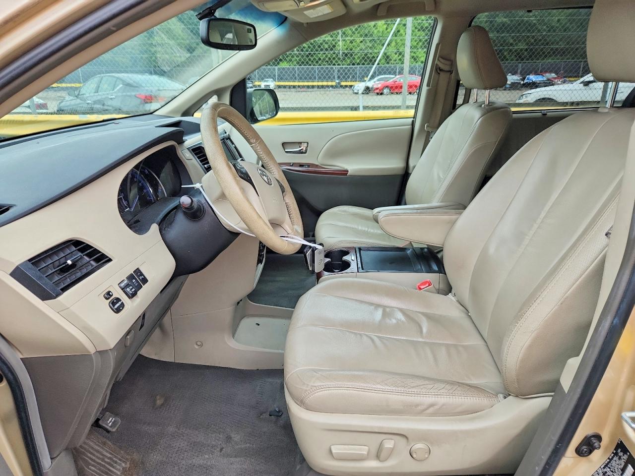 2011 Toyota Sienna Xle 8-passenger Золотой vin: 5TDYK3DC1BS104242