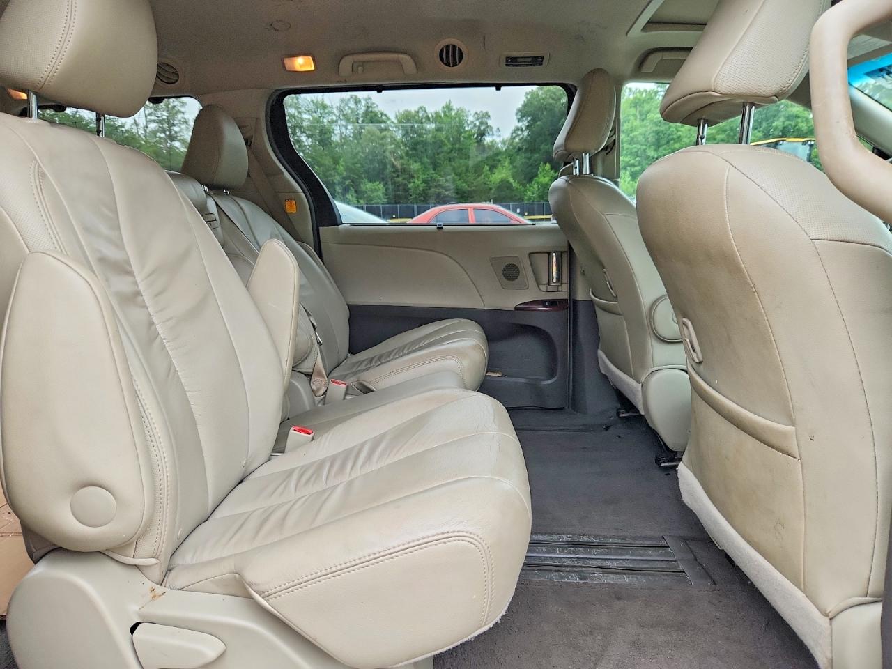 2011 Toyota Sienna Xle 8-passenger Золотой vin: 5TDYK3DC1BS104242