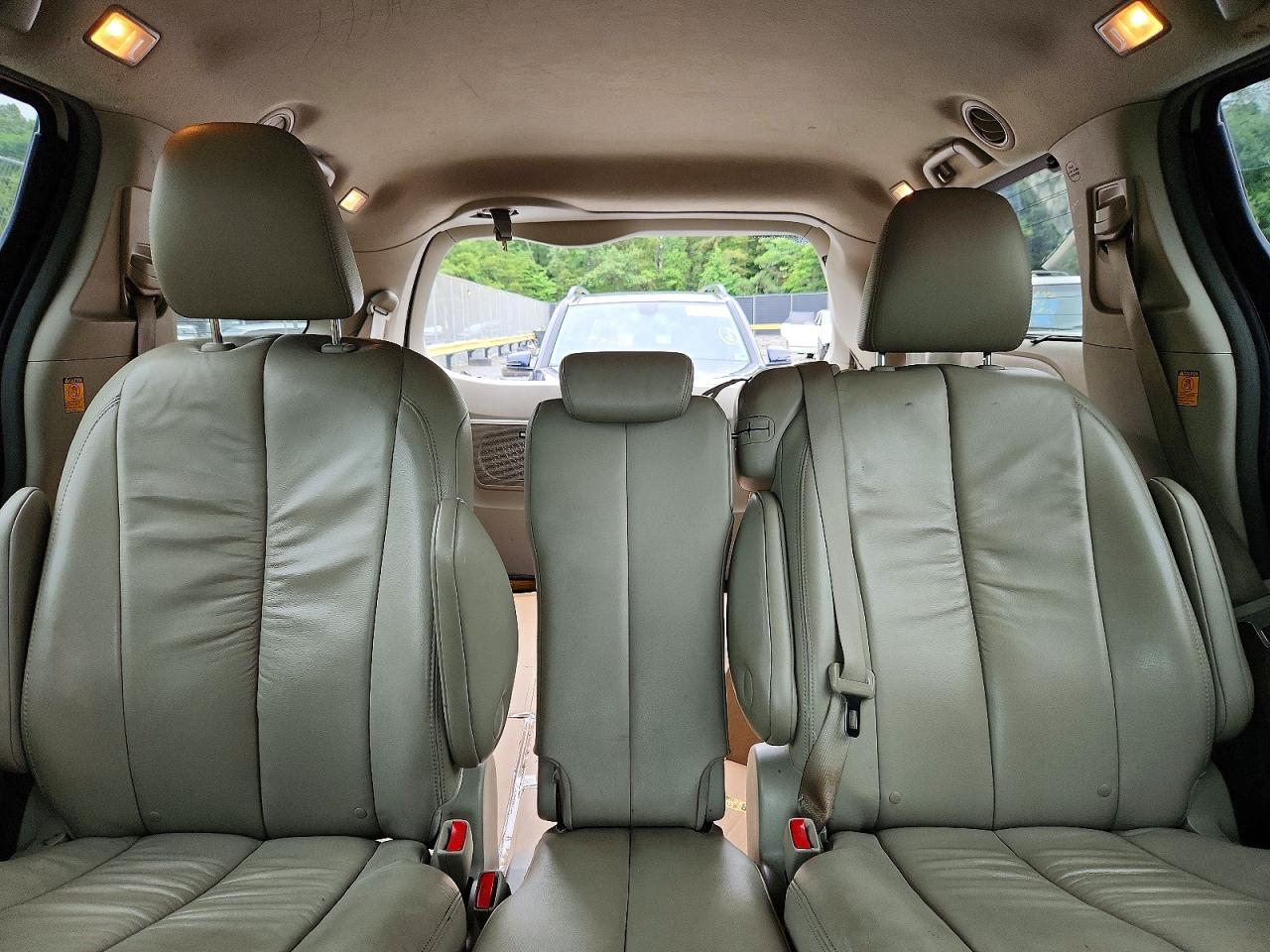 2011 Toyota Sienna Xle 8-passenger Золотой vin: 5TDYK3DC1BS104242
