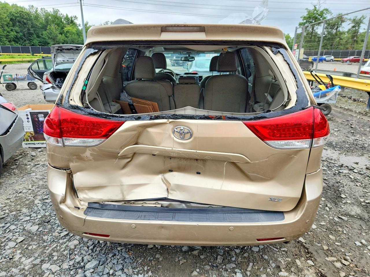 2011 Toyota Sienna Xle 8-passenger Золотой vin: 5TDYK3DC1BS104242