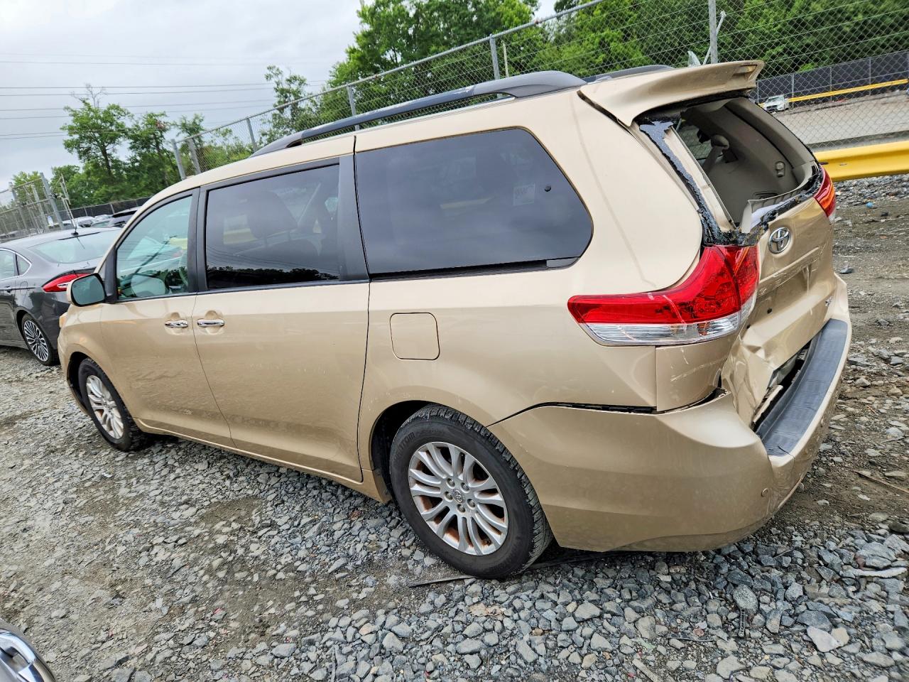 2011 Toyota Sienna Xle 8-passenger Золотой vin: 5TDYK3DC1BS104242