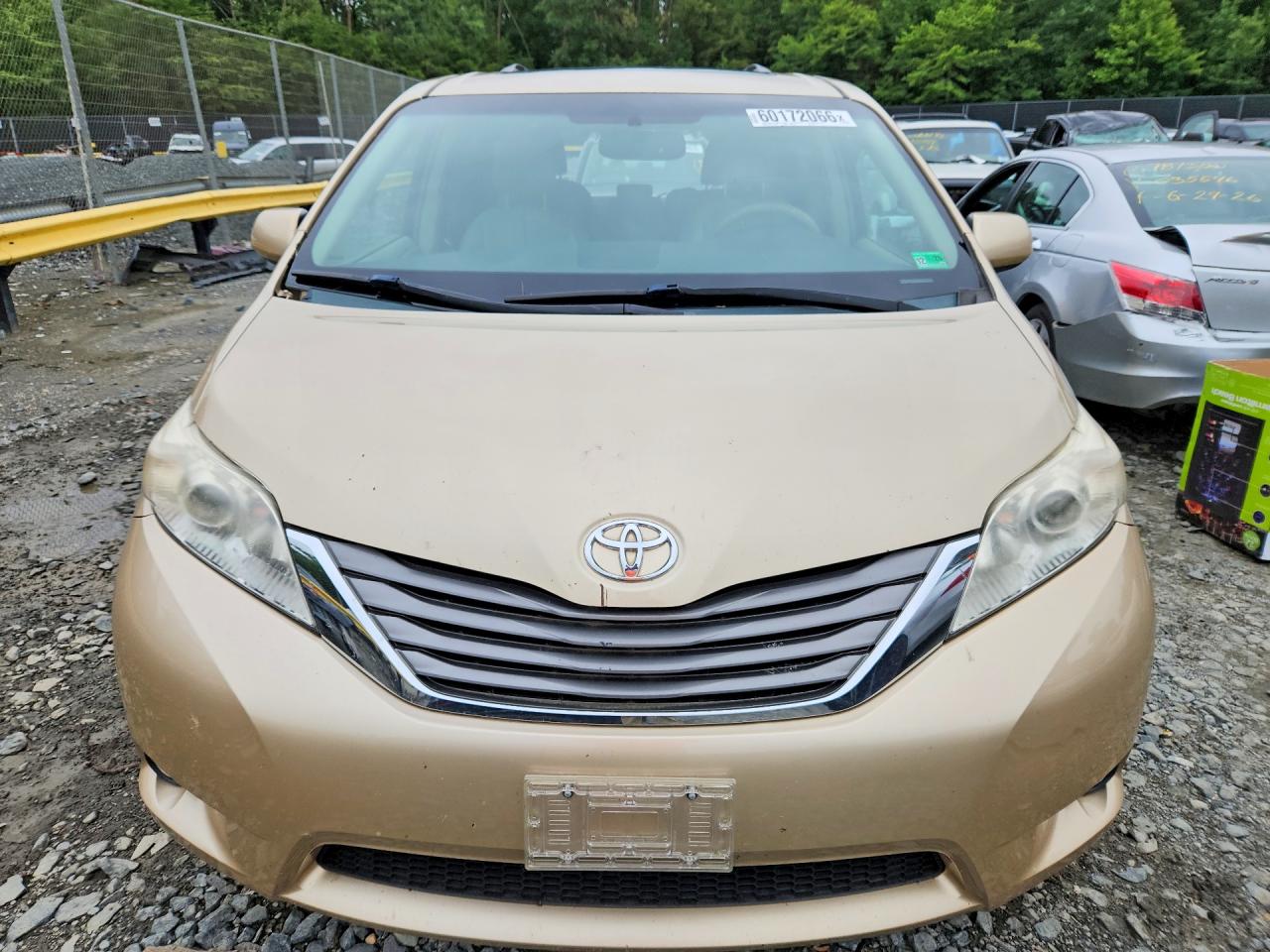 2011 Toyota Sienna Xle 8-passenger Золотой vin: 5TDYK3DC1BS104242