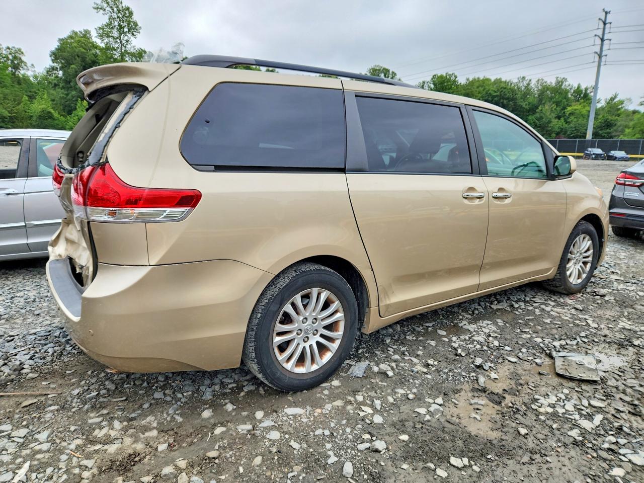 2011 Toyota Sienna Xle 8-passenger Золотой vin: 5TDYK3DC1BS104242