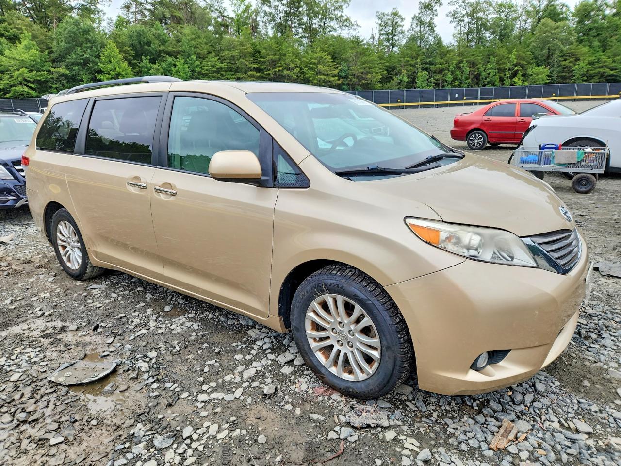2011 Toyota Sienna Xle 8-passenger Золотой vin: 5TDYK3DC1BS104242