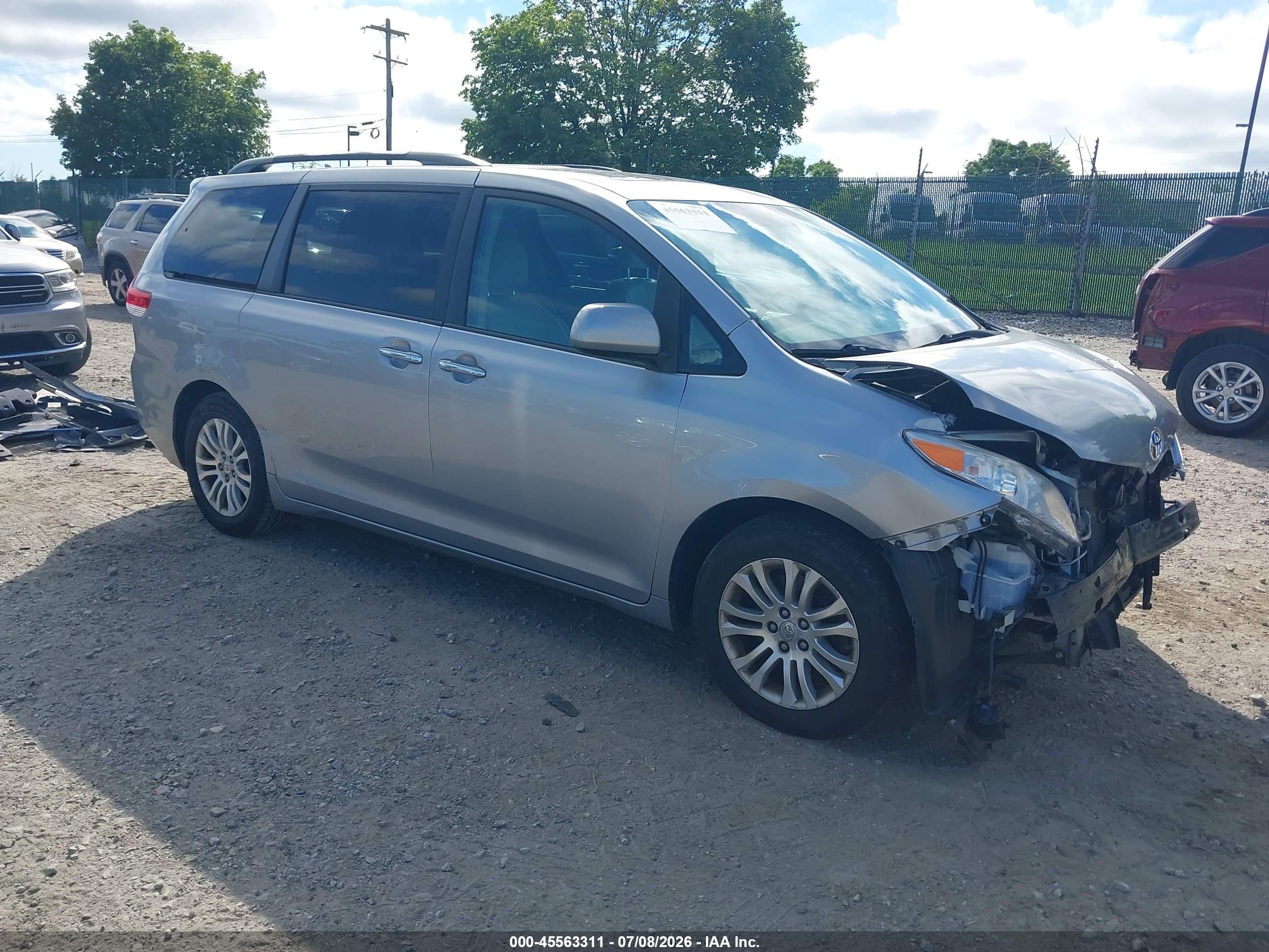 2011 Toyota Sienna Xle V6 Silver vin: 5TDYK3DC1BS109425
