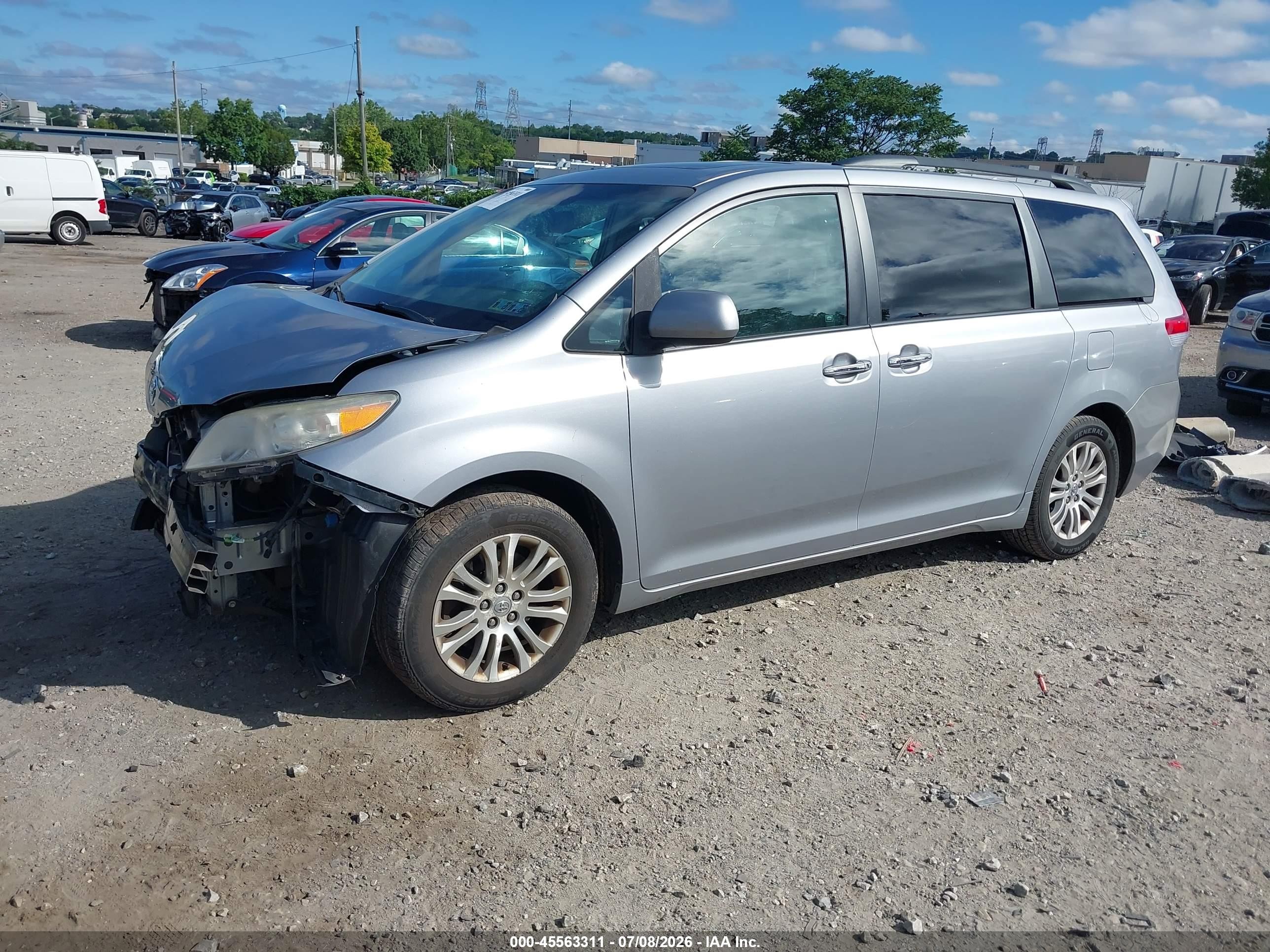 2011 Toyota Sienna Xle V6 Silver vin: 5TDYK3DC1BS109425