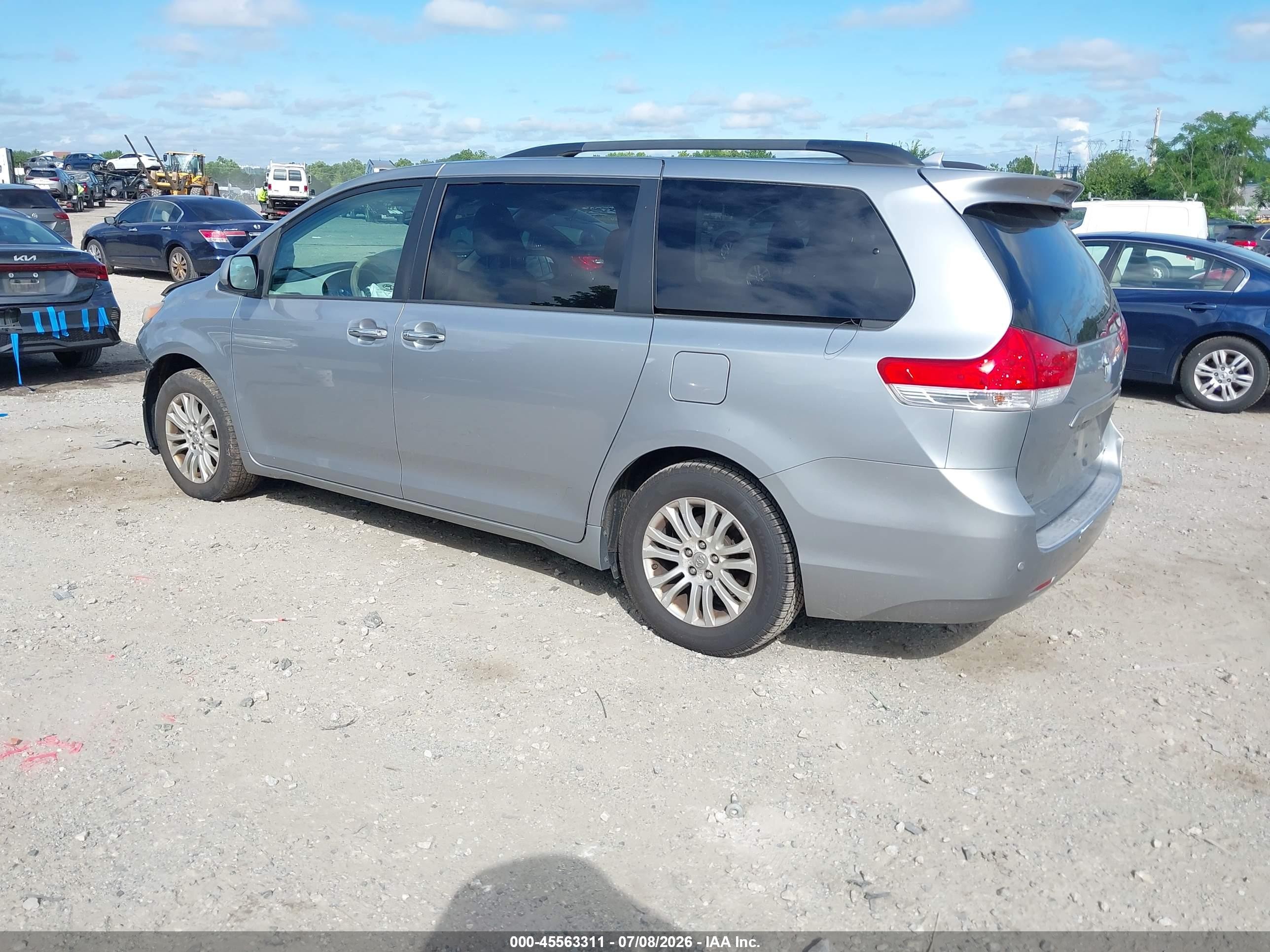 2011 Toyota Sienna Xle V6 Silver vin: 5TDYK3DC1BS109425