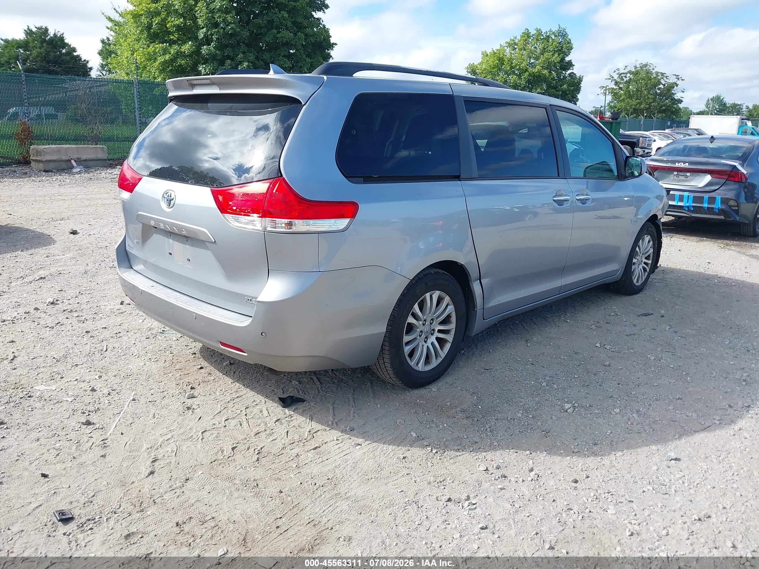 2011 Toyota Sienna Xle V6 Silver vin: 5TDYK3DC1BS109425