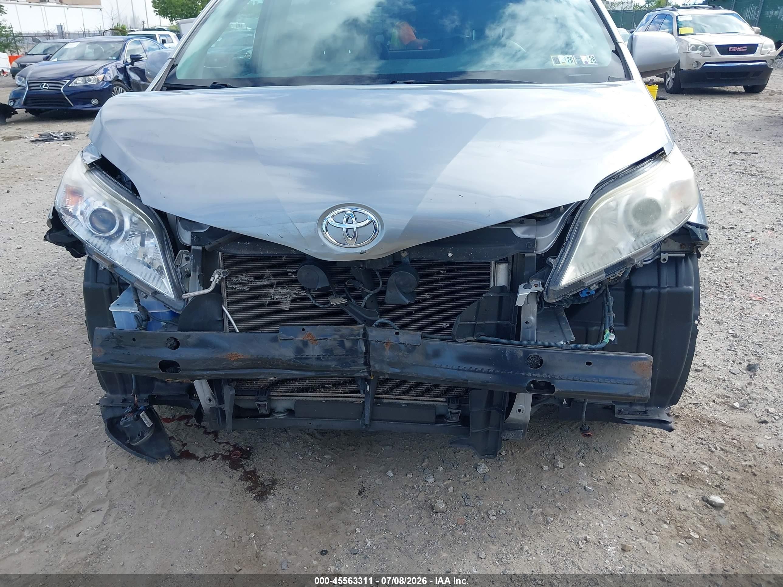 2011 Toyota Sienna Xle V6 Silver vin: 5TDYK3DC1BS109425