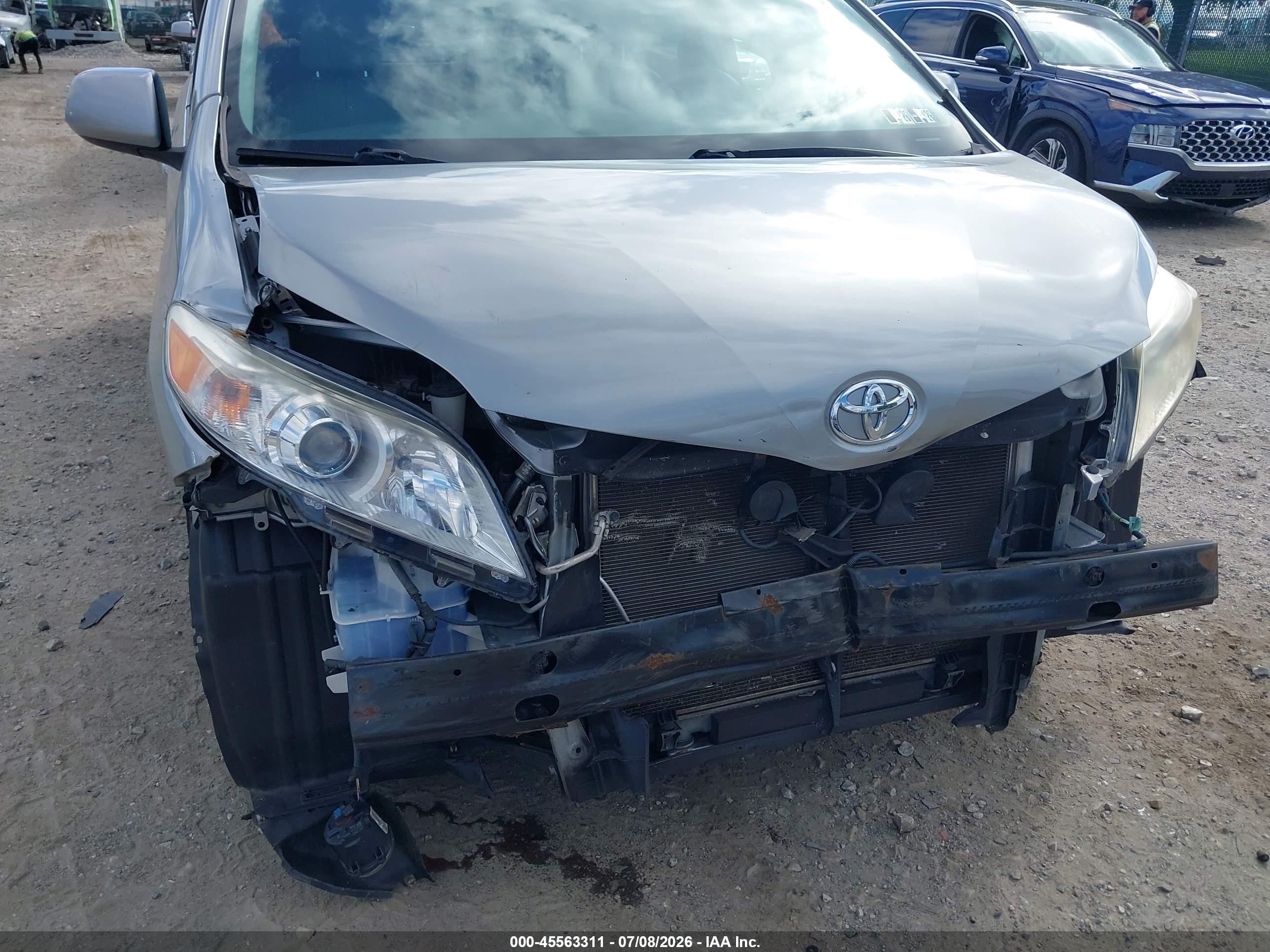 2011 Toyota Sienna Xle V6 Silver vin: 5TDYK3DC1BS109425