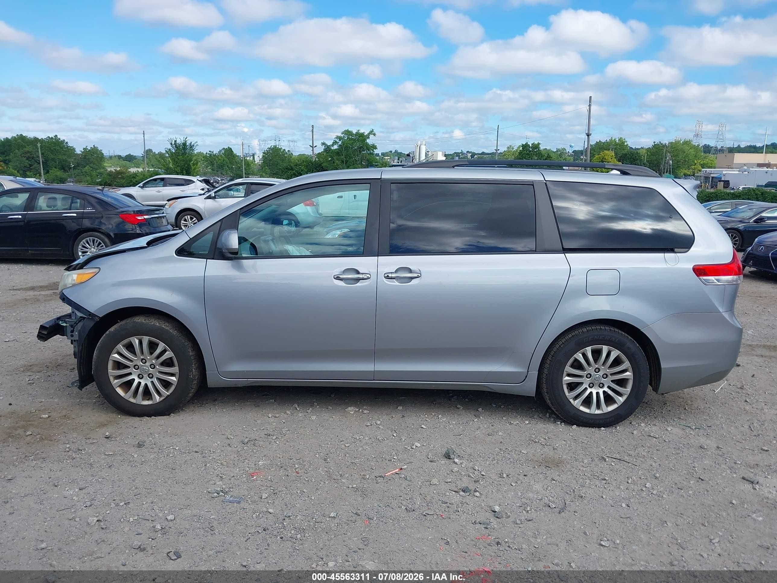 2011 Toyota Sienna Xle V6 Silver vin: 5TDYK3DC1BS109425