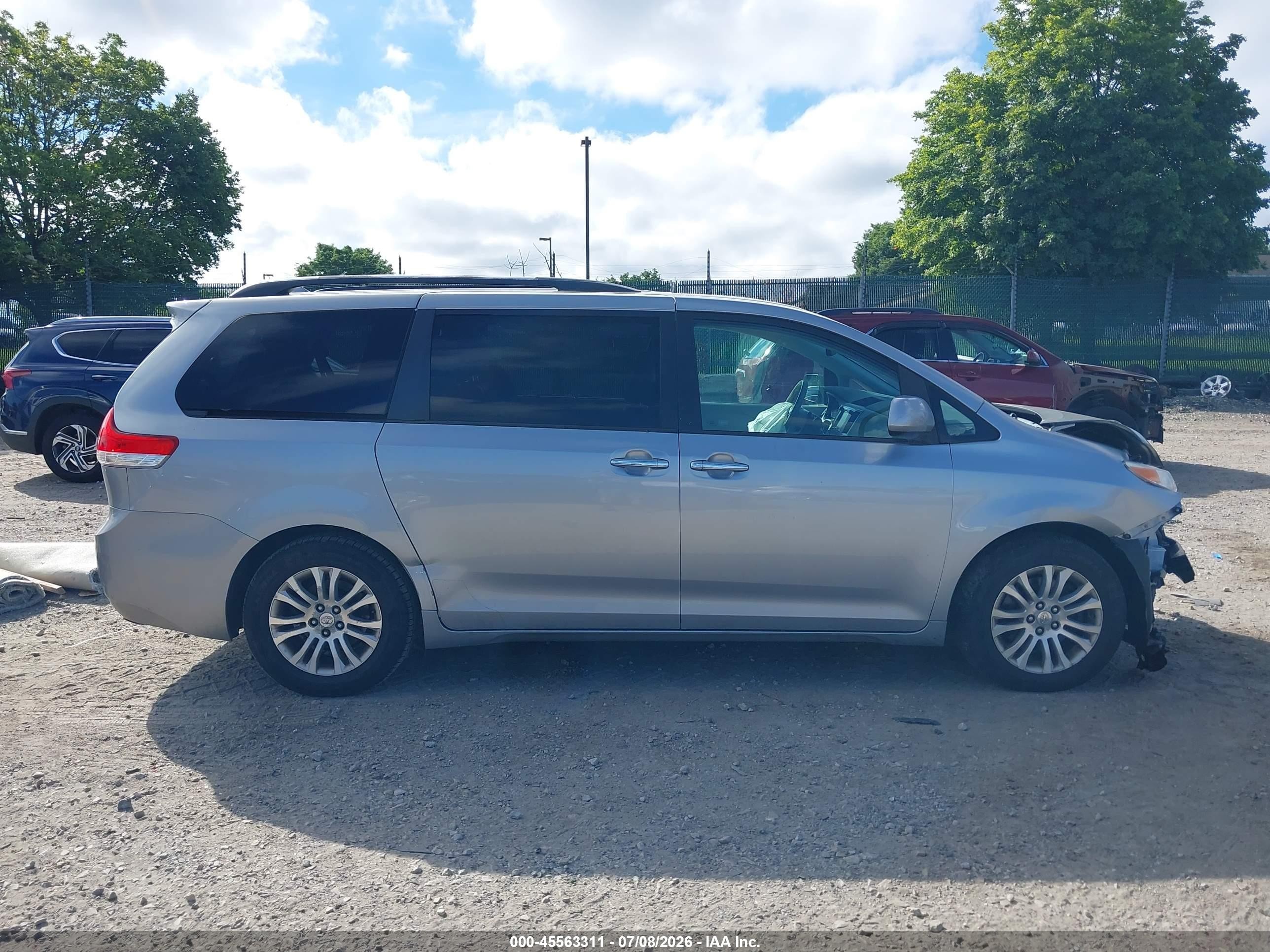 2011 Toyota Sienna Xle V6 Silver vin: 5TDYK3DC1BS109425