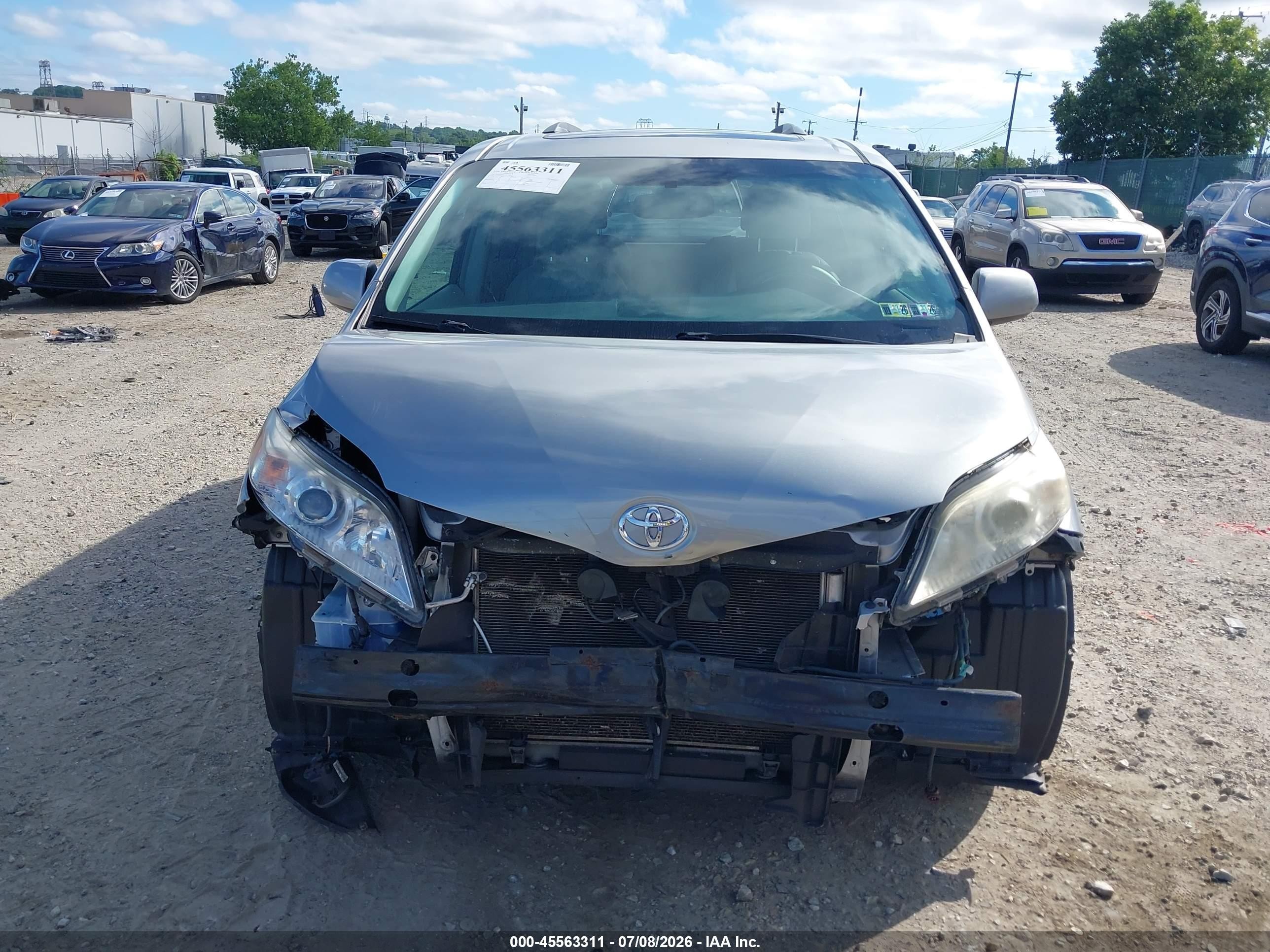 2011 Toyota Sienna Xle V6 Silver vin: 5TDYK3DC1BS109425