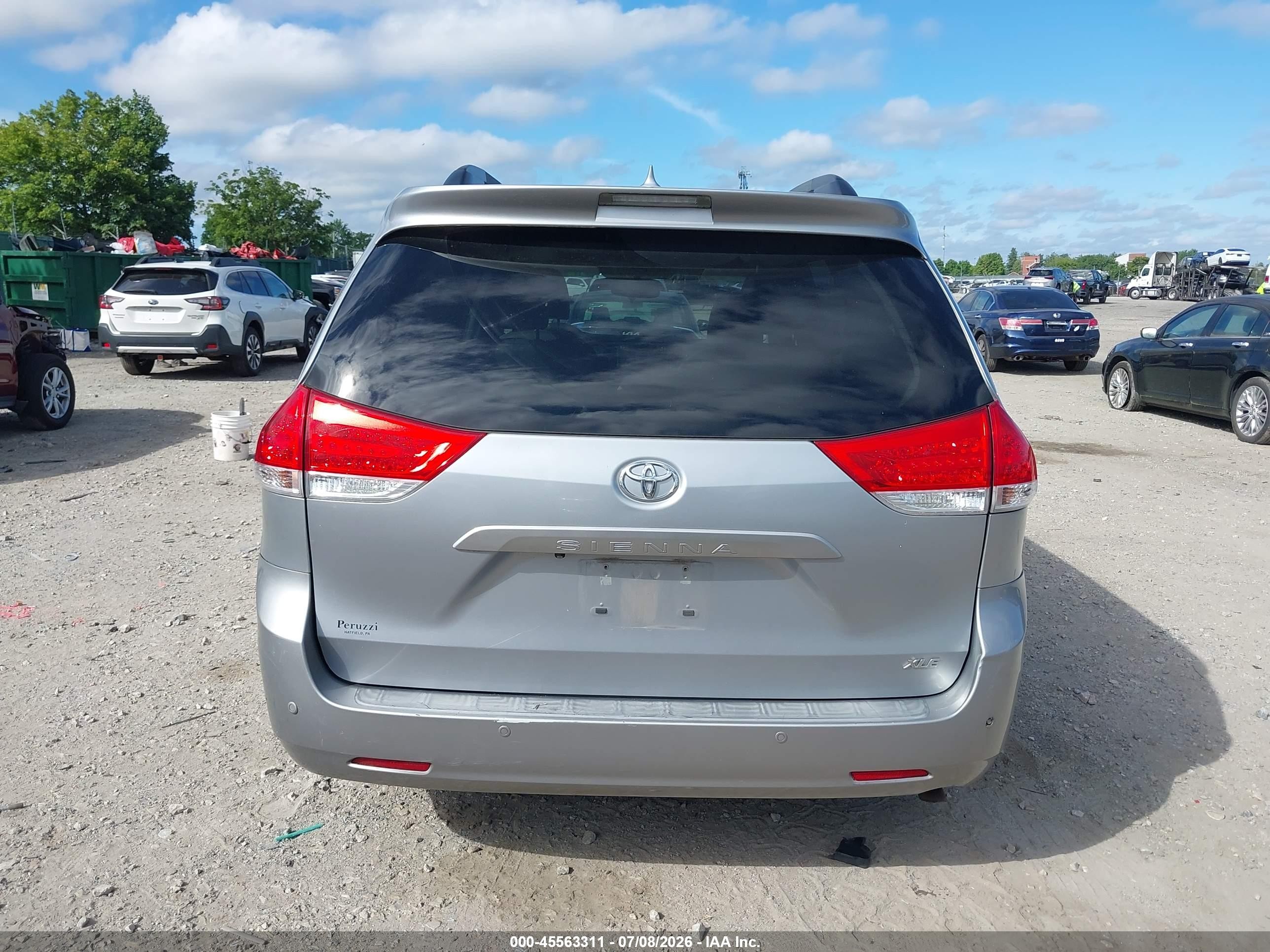 2011 Toyota Sienna Xle V6 Silver vin: 5TDYK3DC1BS109425