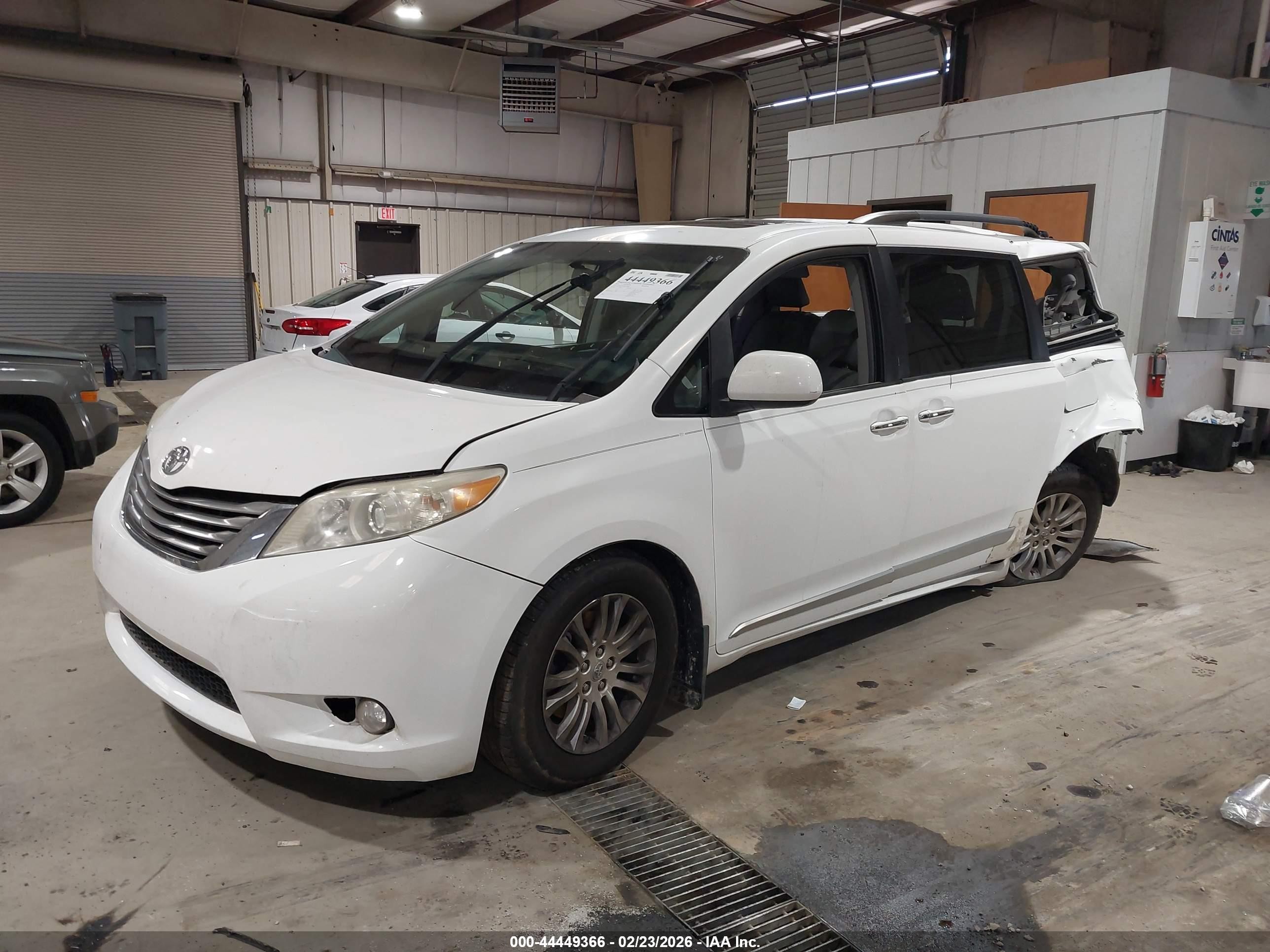 2011 Toyota Sienna Xle V6 White vin: 5TDYK3DC1BS114401