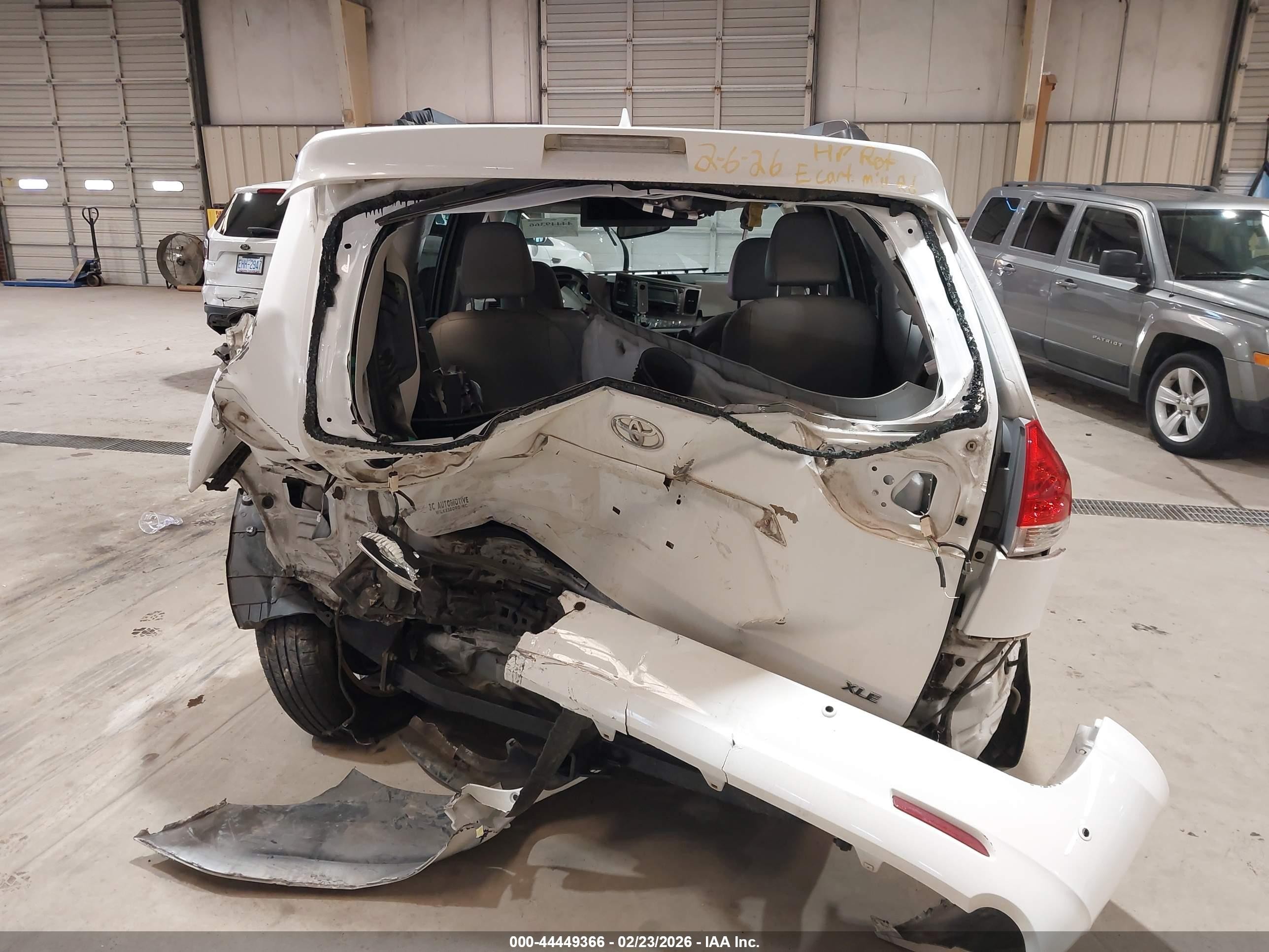 2011 Toyota Sienna Xle V6 White vin: 5TDYK3DC1BS114401