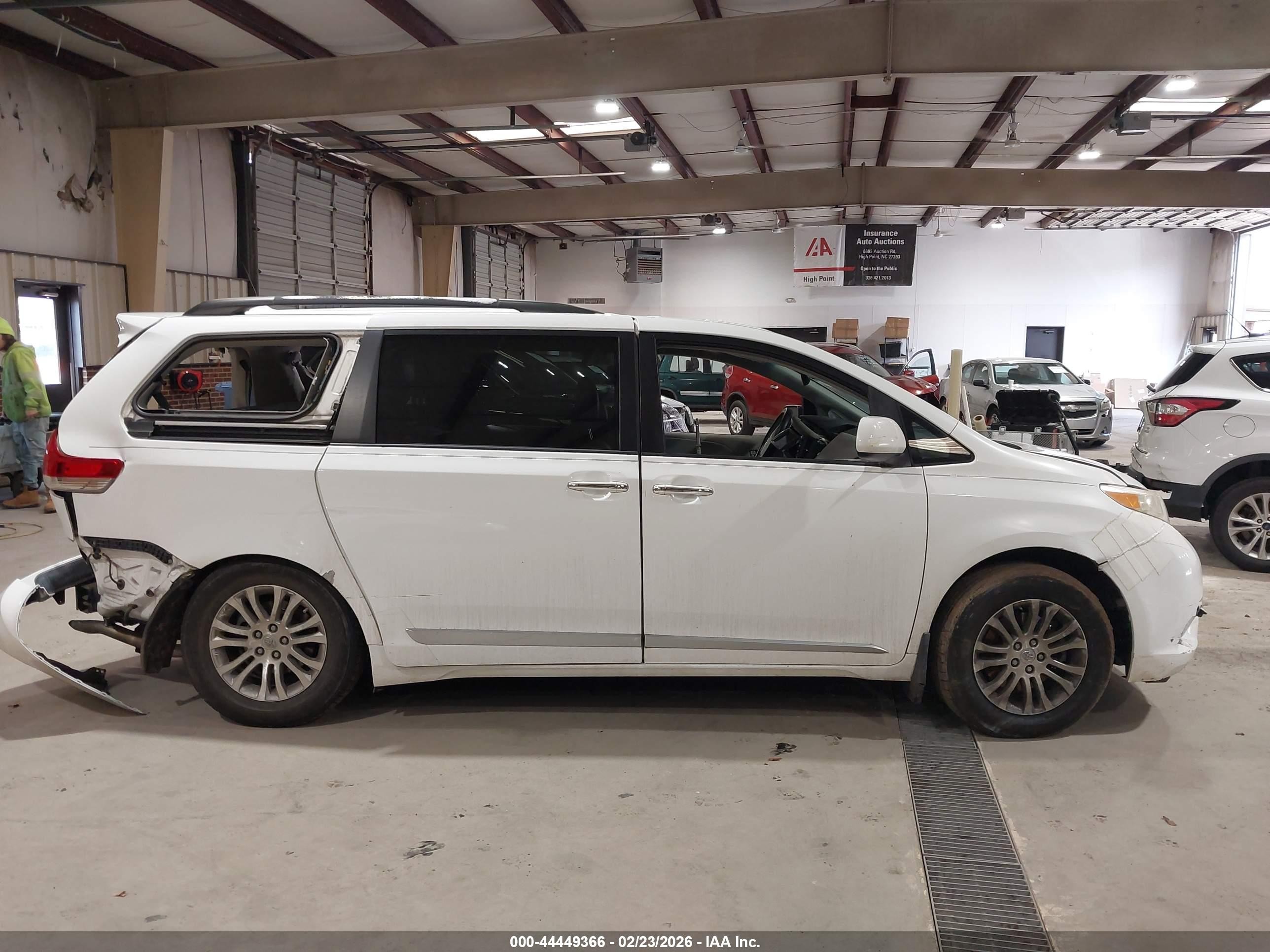 2011 Toyota Sienna Xle V6 White vin: 5TDYK3DC1BS114401