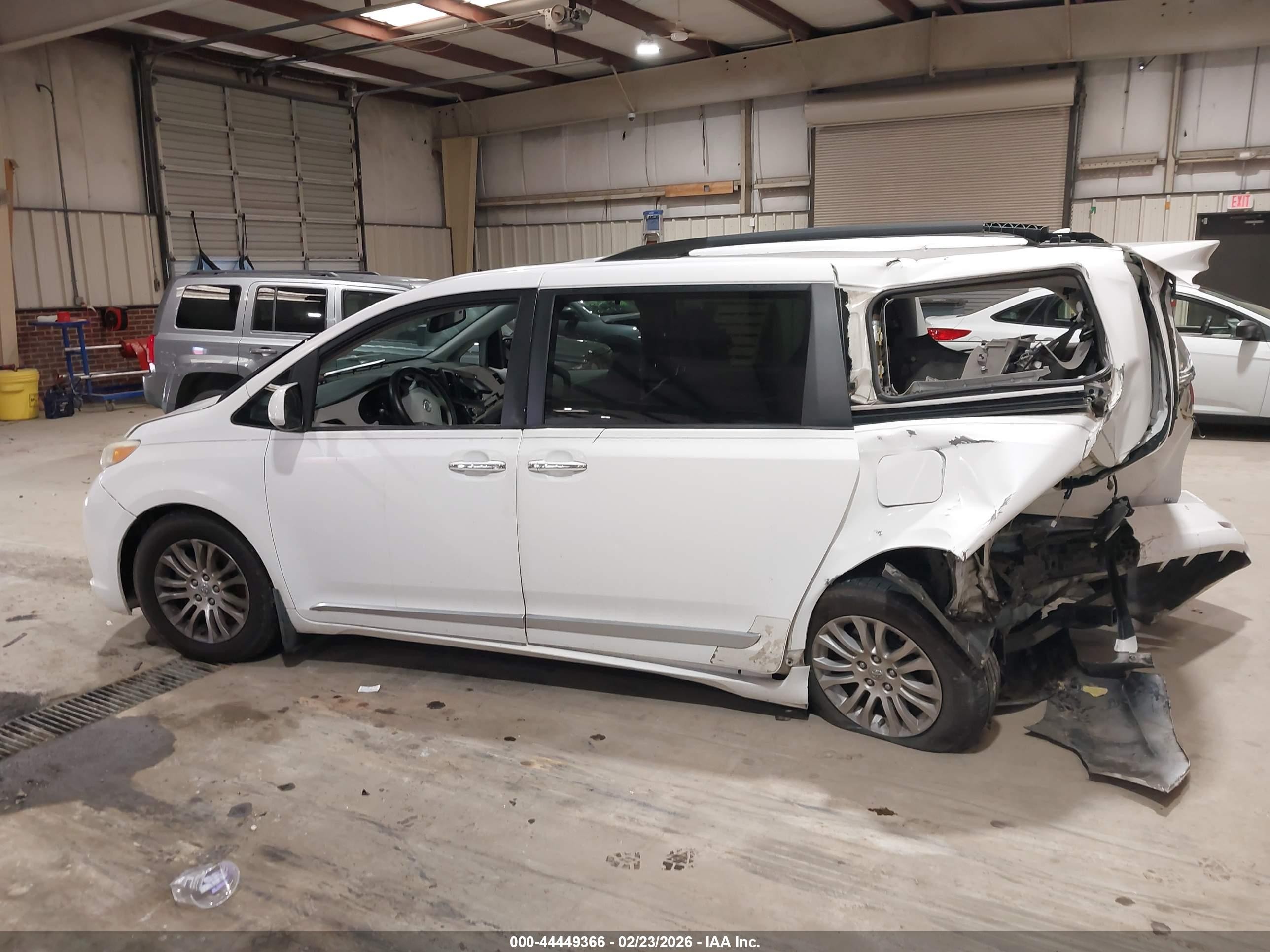 2011 Toyota Sienna Xle V6 White vin: 5TDYK3DC1BS114401