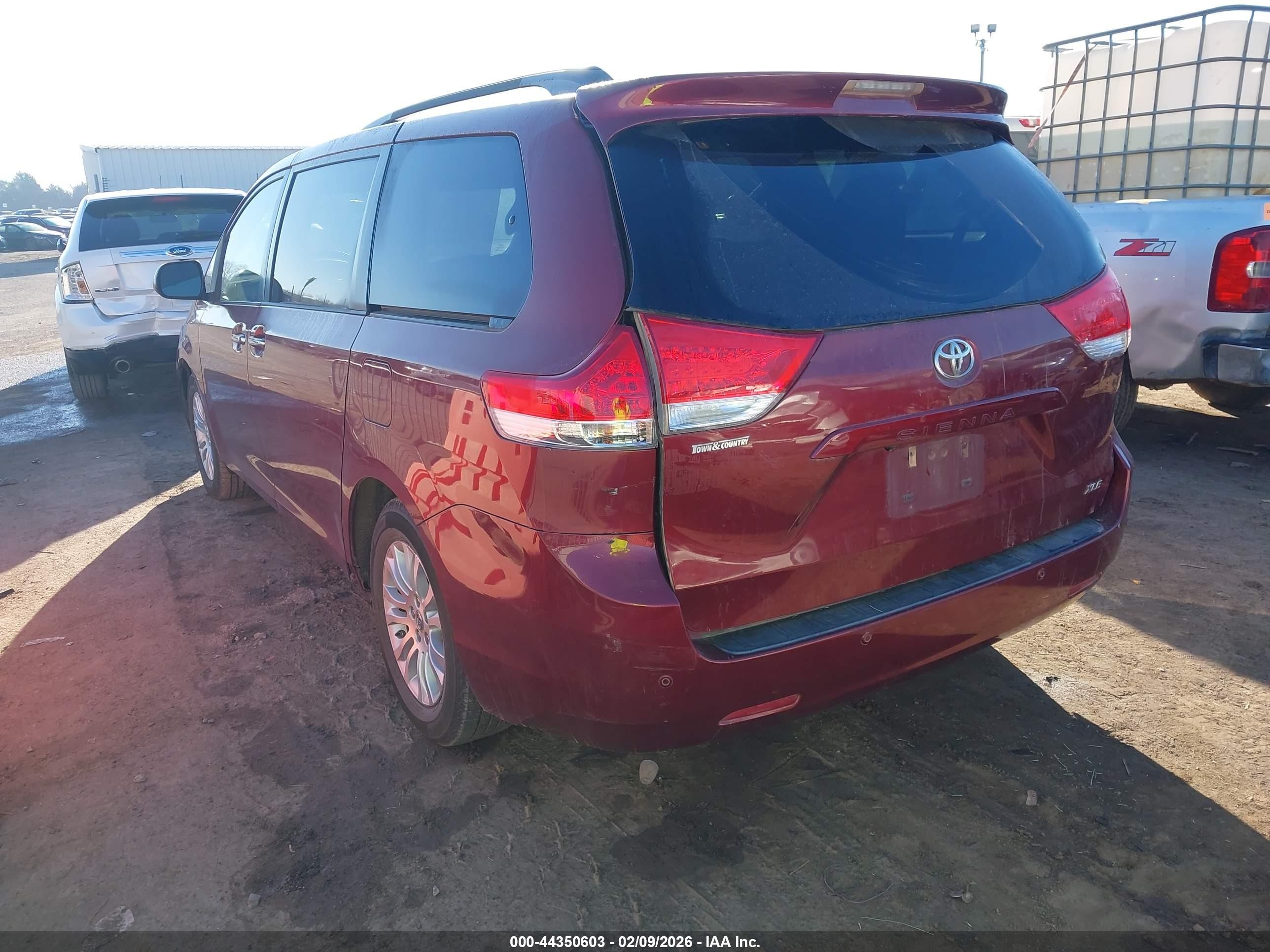 2011 Toyota Sienna Xle V6 Red vin: 5TDYK3DC1BS114608