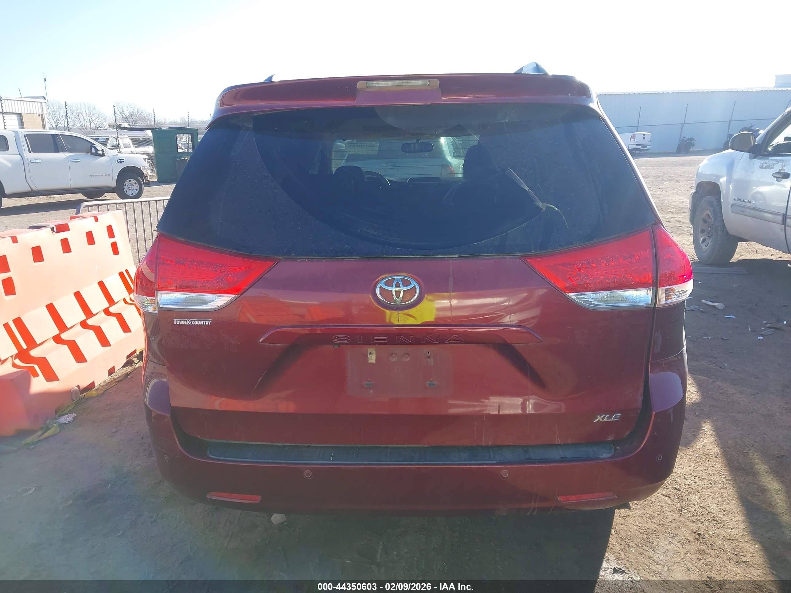 2011 Toyota Sienna Xle V6 Red vin: 5TDYK3DC1BS114608