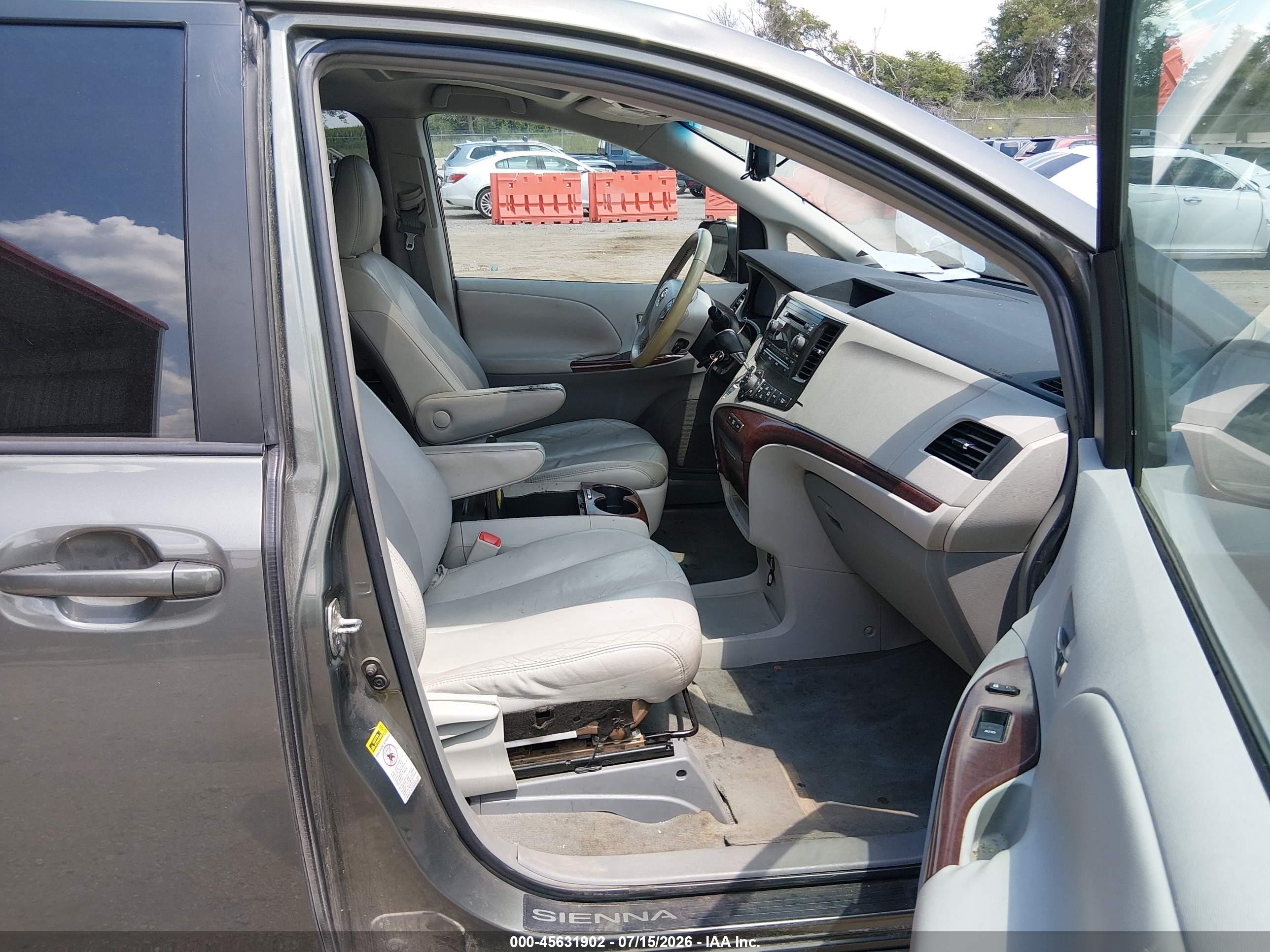 2011 Toyota Sienna Xle V6 Green vin: 5TDYK3DC1BS117363