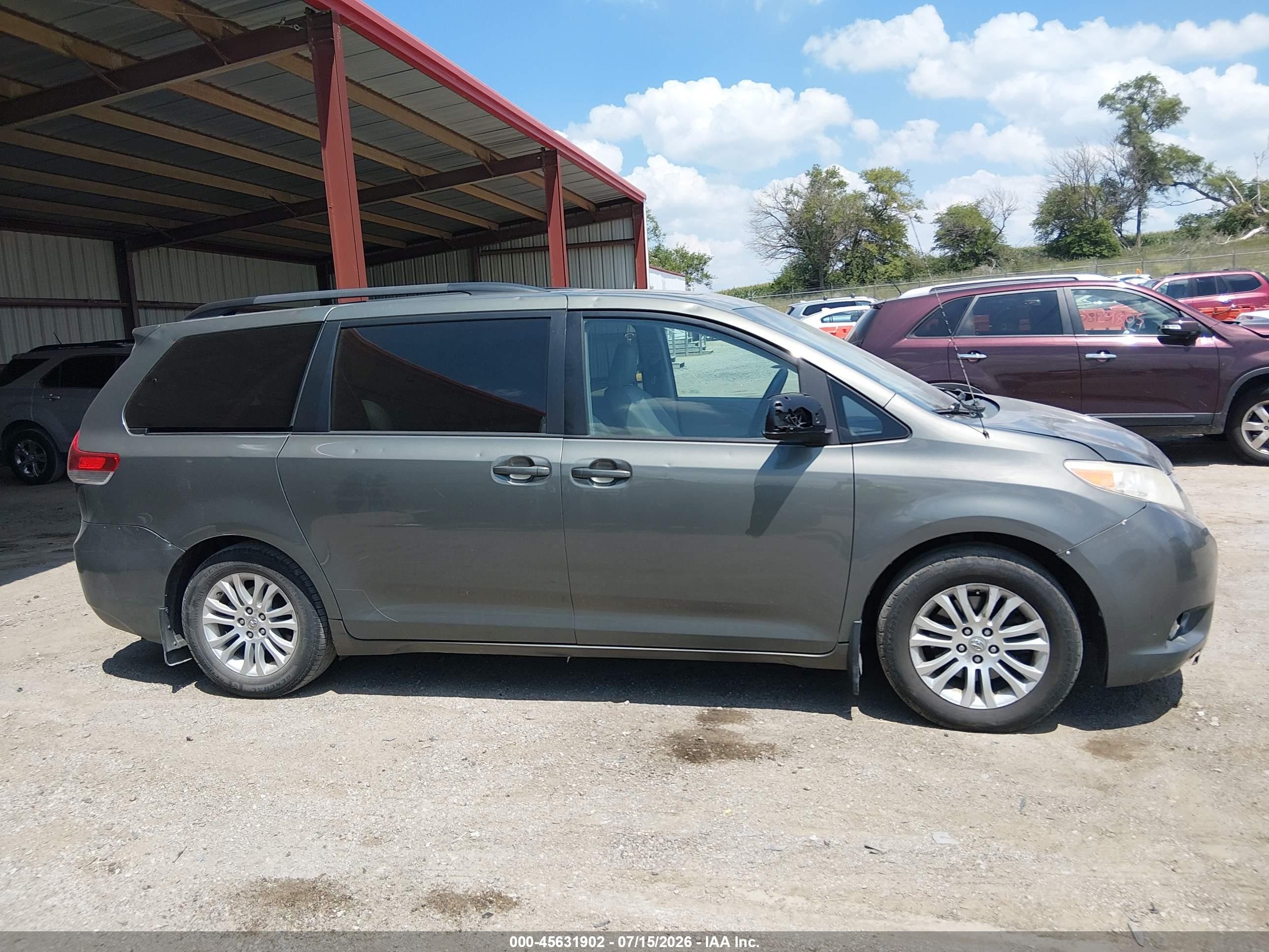 2011 Toyota Sienna Xle V6 Green vin: 5TDYK3DC1BS117363
