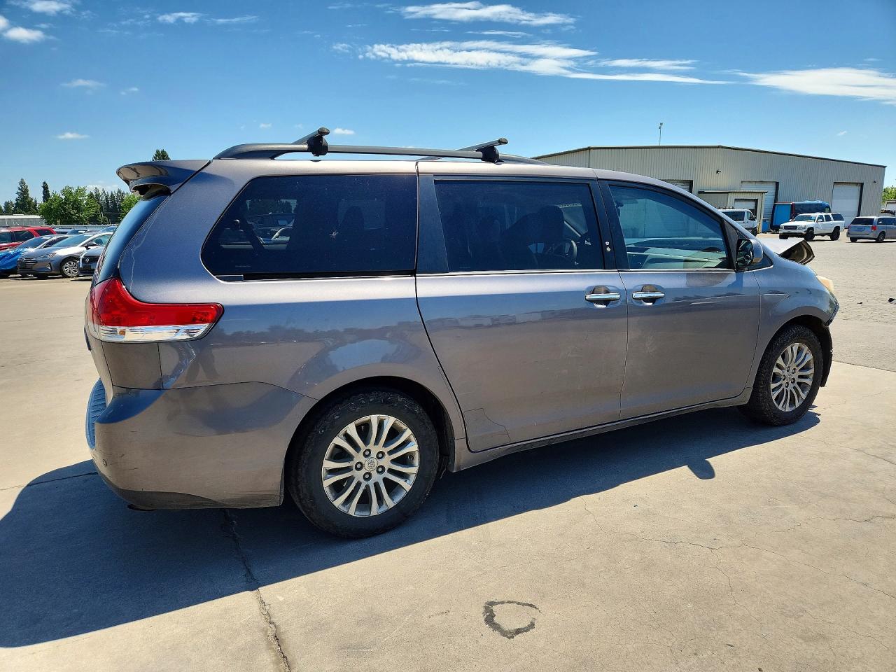 2011 Toyota Sienna Xle 8-passenger Gray vin: 5TDYK3DC1BS117623