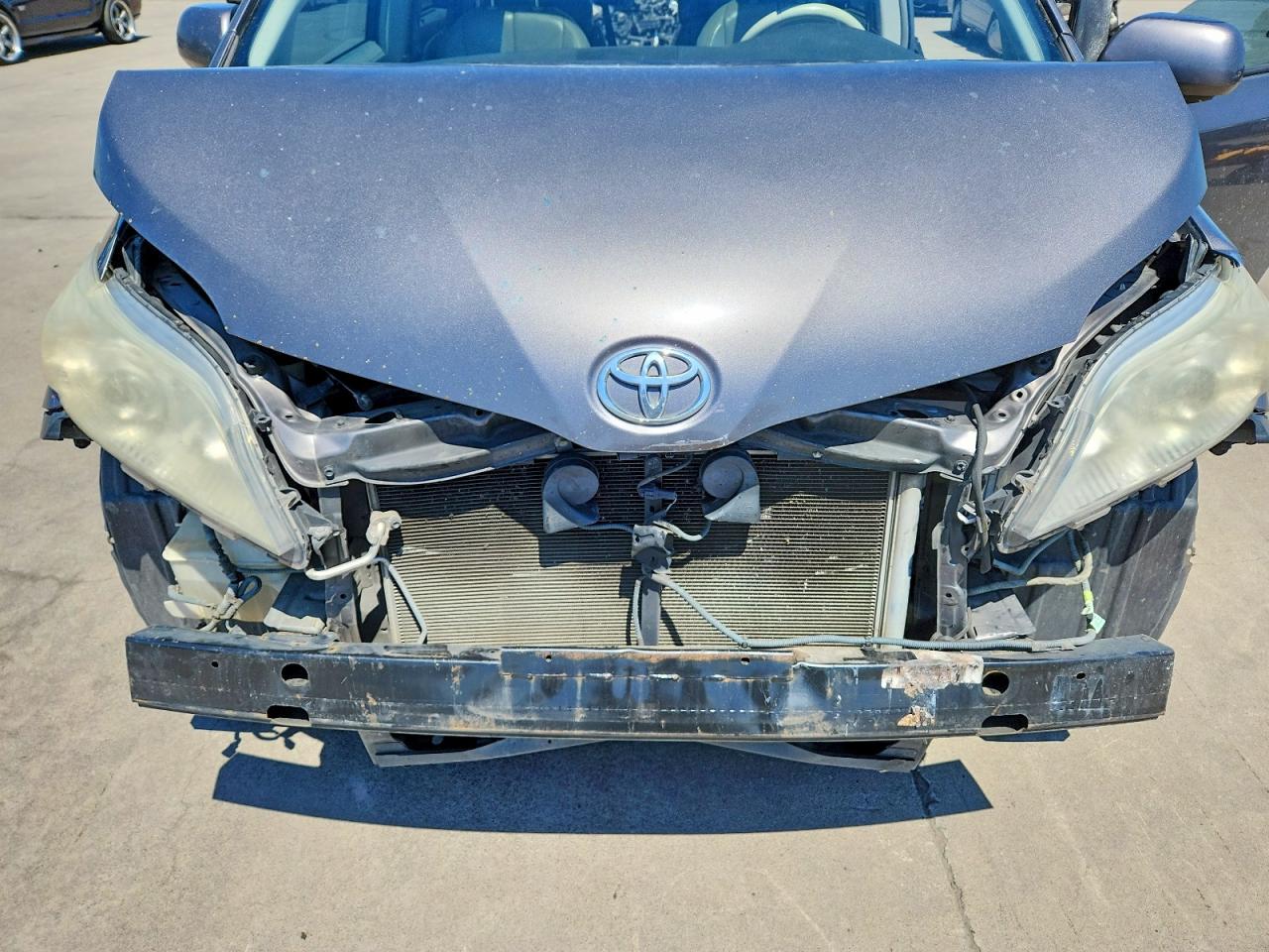 2011 Toyota Sienna Xle 8-passenger Gray vin: 5TDYK3DC1BS117623