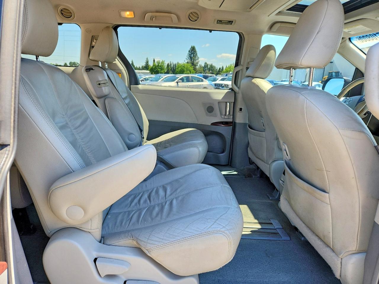 2011 Toyota Sienna Xle 8-passenger Gray vin: 5TDYK3DC1BS117623
