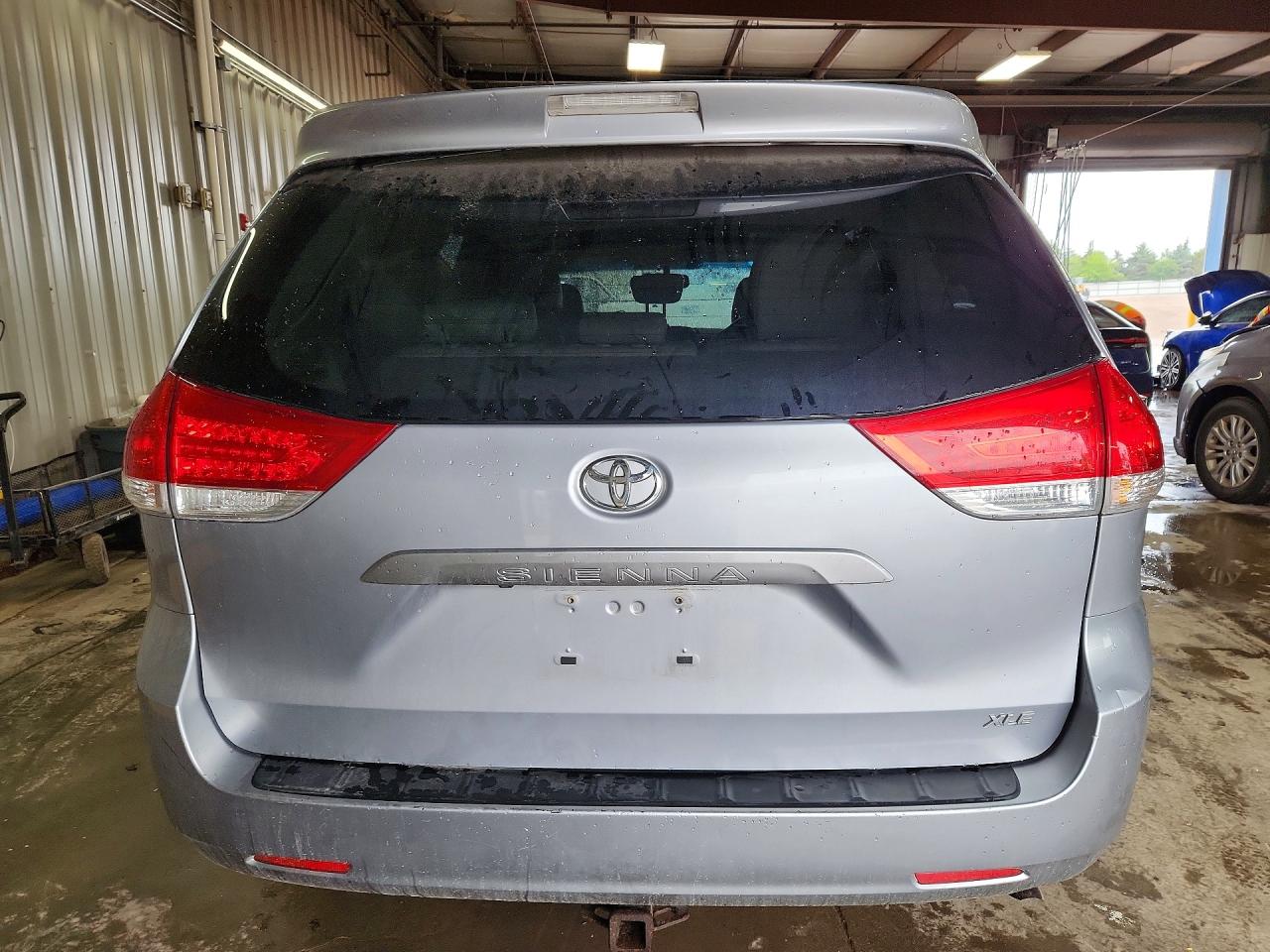 2011 Toyota Sienna Xle 8-passenger Gray vin: 5TDYK3DC1BS144949