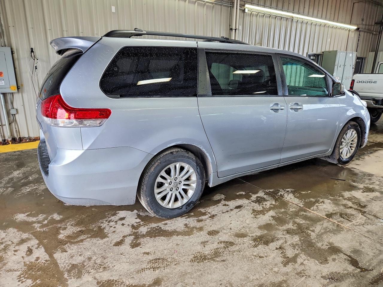 2011 Toyota Sienna Xle 8-passenger Gray vin: 5TDYK3DC1BS144949