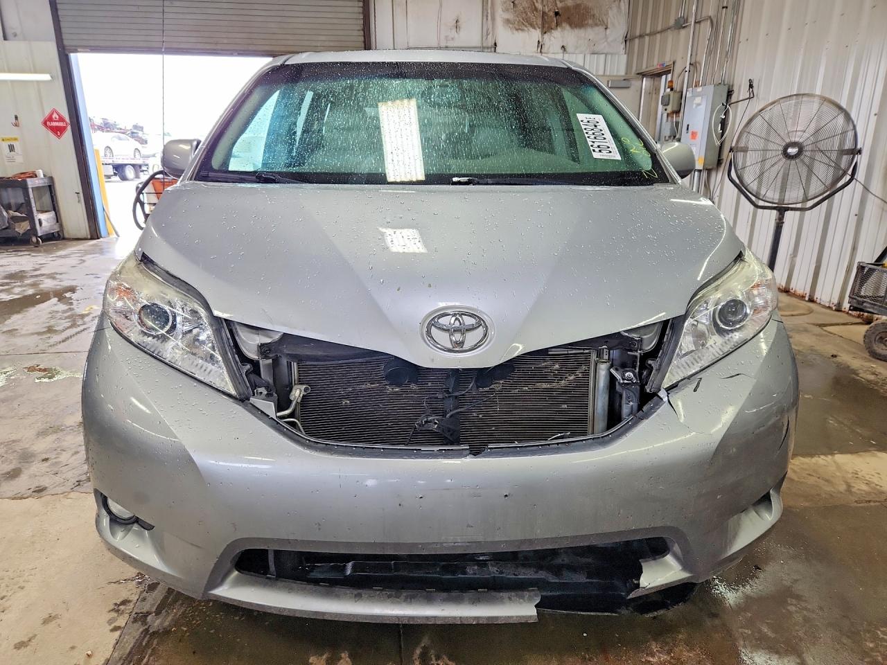 2011 Toyota Sienna Xle 8-passenger Gray vin: 5TDYK3DC1BS144949