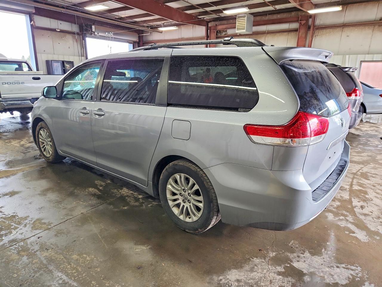 2011 Toyota Sienna Xle 8-passenger Gray vin: 5TDYK3DC1BS144949