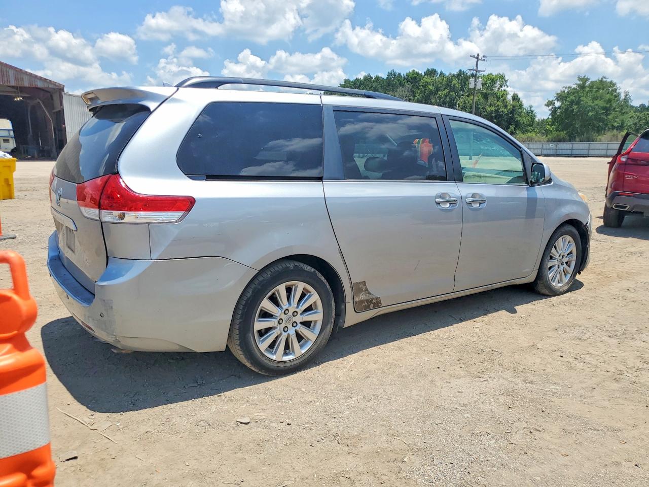 2011 Toyota Sienna Limited 7-passenger Silver vin: 5TDYK3DC1BS145003