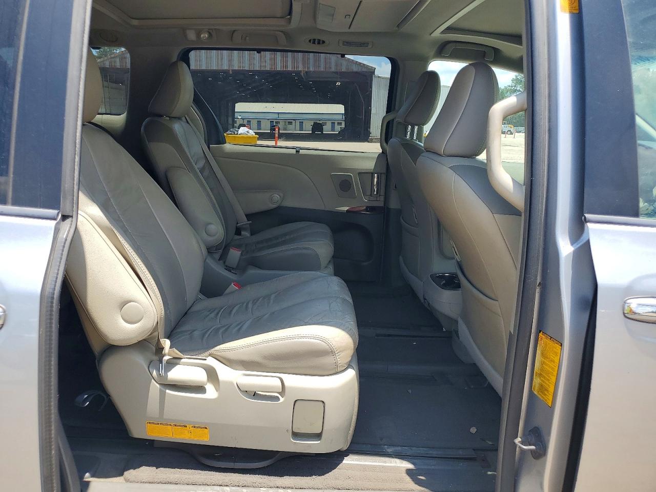 2011 Toyota Sienna Limited 7-passenger Silver vin: 5TDYK3DC1BS145003