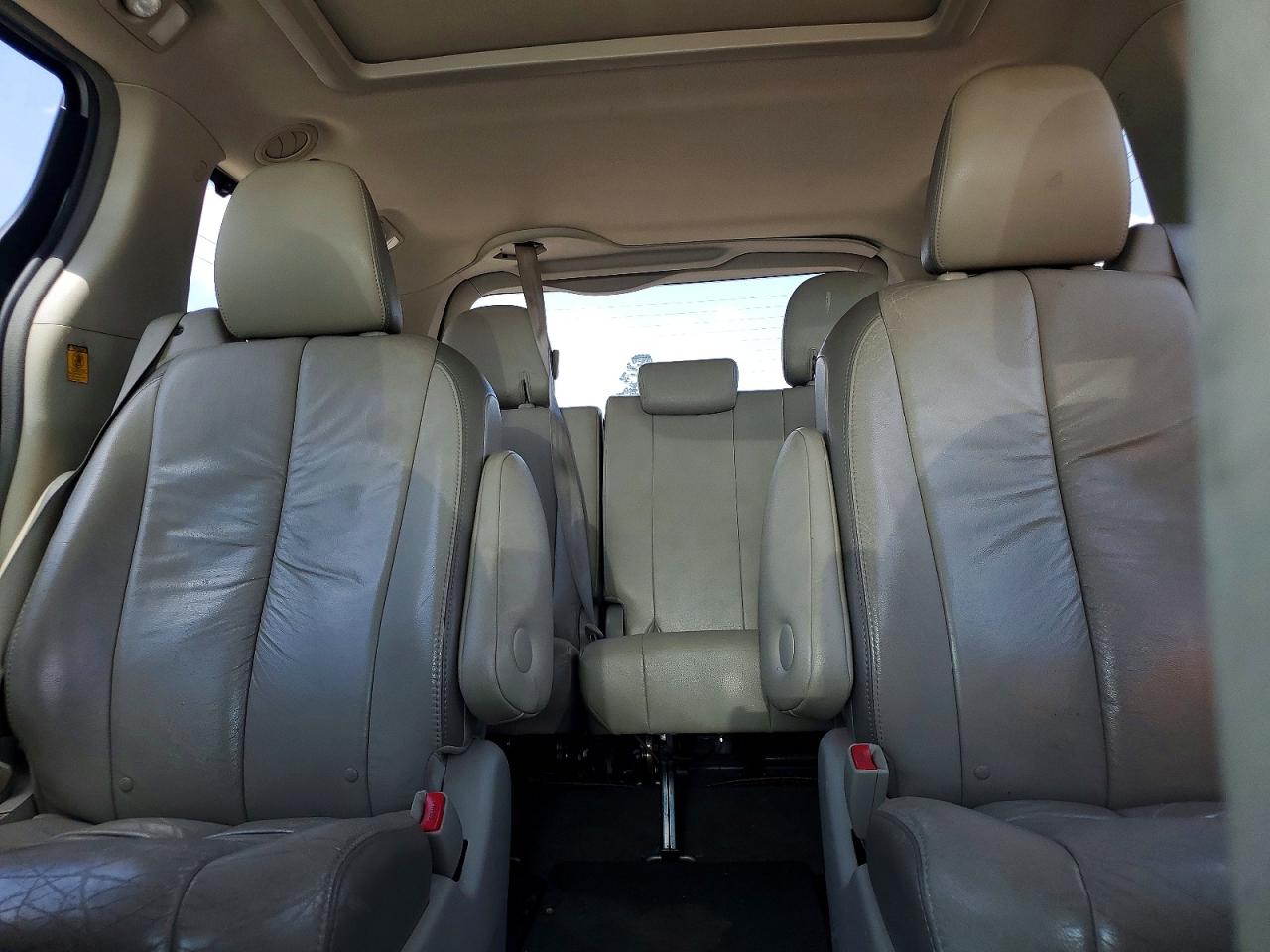 2011 Toyota Sienna Limited 7-passenger Silver vin: 5TDYK3DC1BS145003